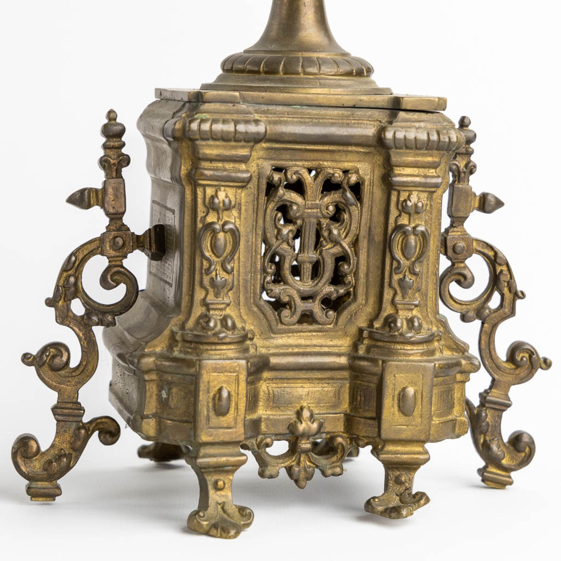 A three-piece mantle garniture in the shape of a castle with a knight, patinated bronze. Circa 1900. - Bild 9 aus 14
