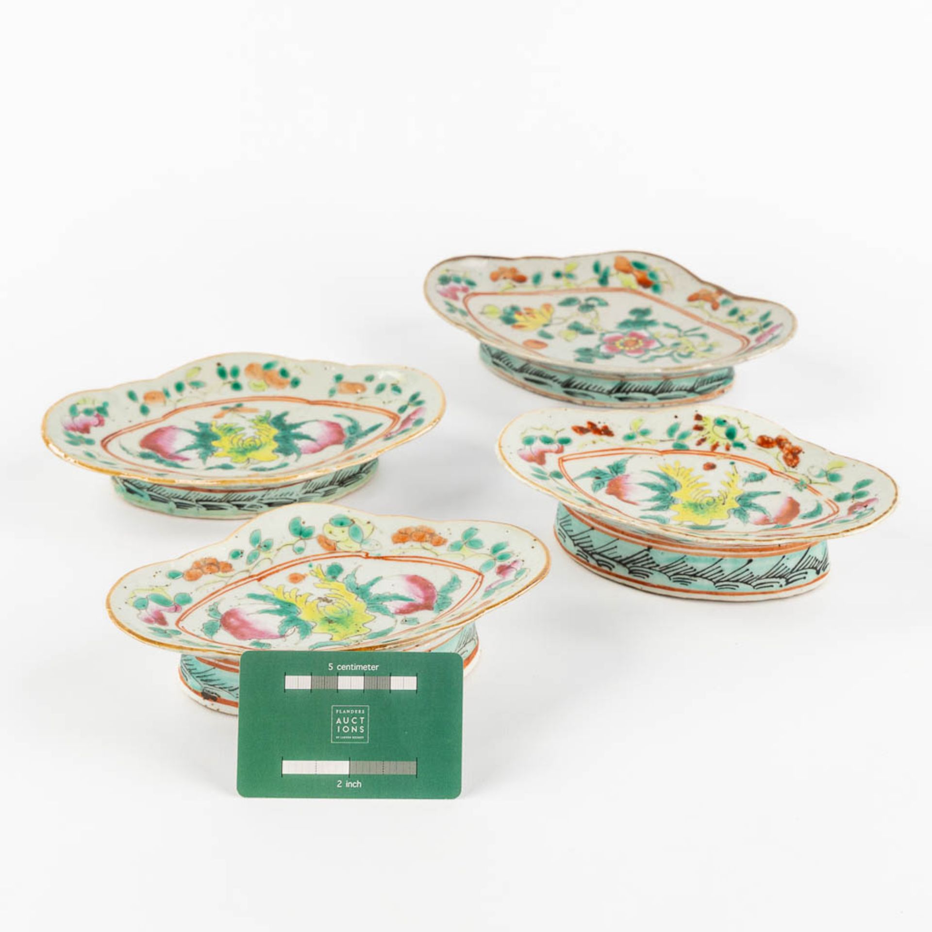 Four Oriental polychrome porcelain bowls, decorated with peaches and flowers. (L:12 x W:17 x H:4 cm) - Bild 2 aus 9