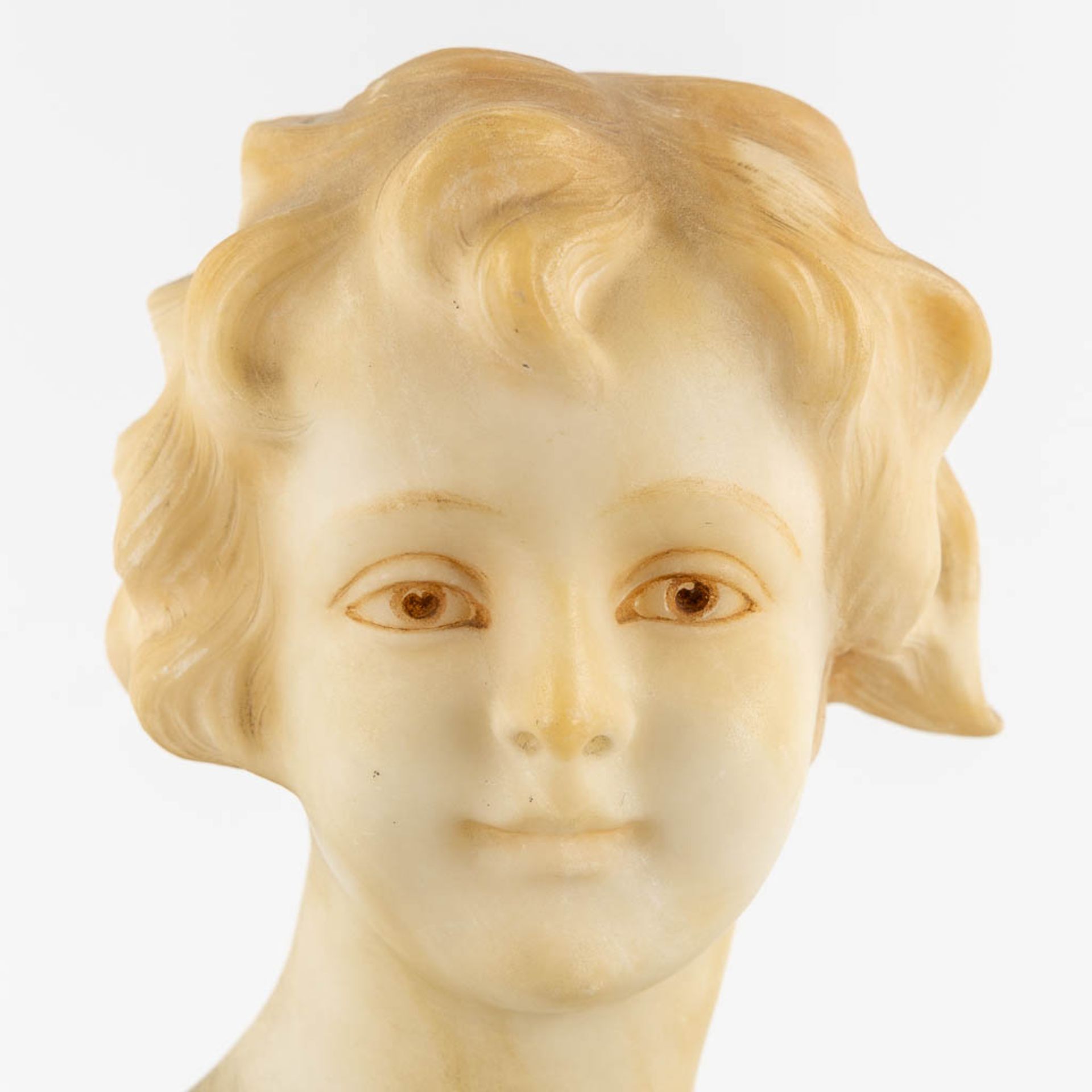Bust of a Young Lady, gilt bronze and sculptured alabaster. Signed Cecchelli. (L:12 x W:26 x H:28 cm - Bild 9 aus 10
