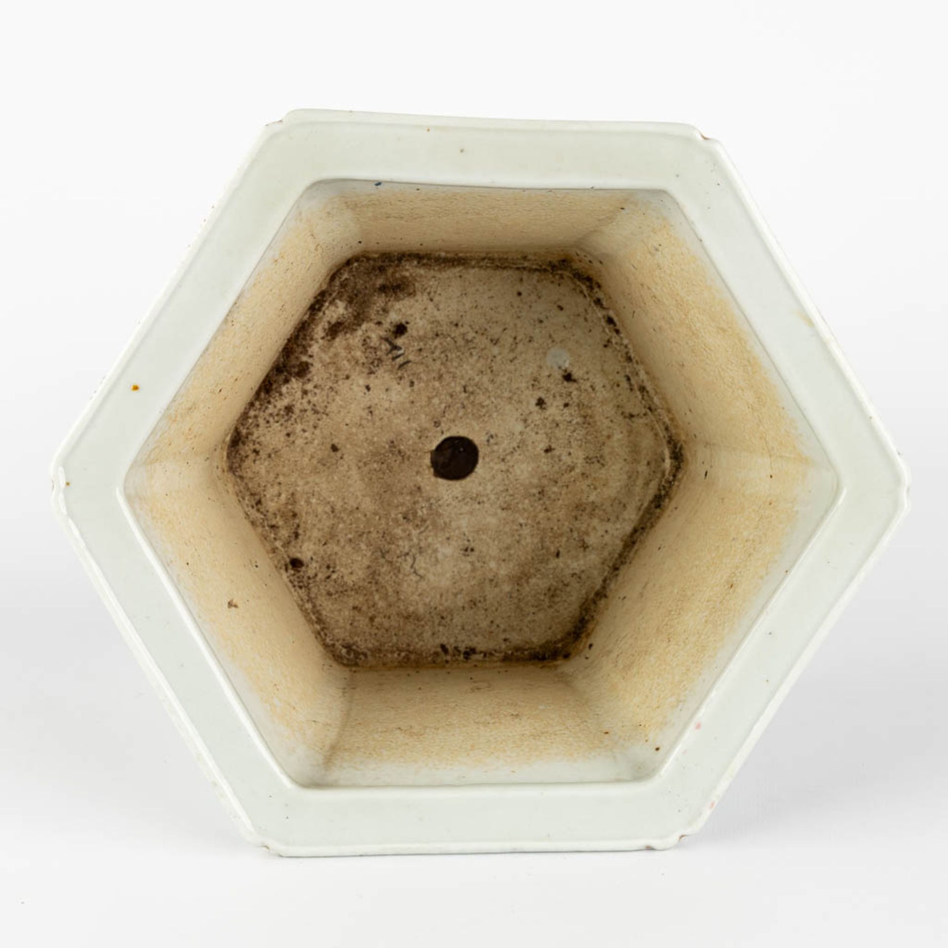 A Chinese hexagonal cache-pot, Qianjian Cai, decorated with caligraphy and children. (H:16,5 x D:26 - Bild 8 aus 12