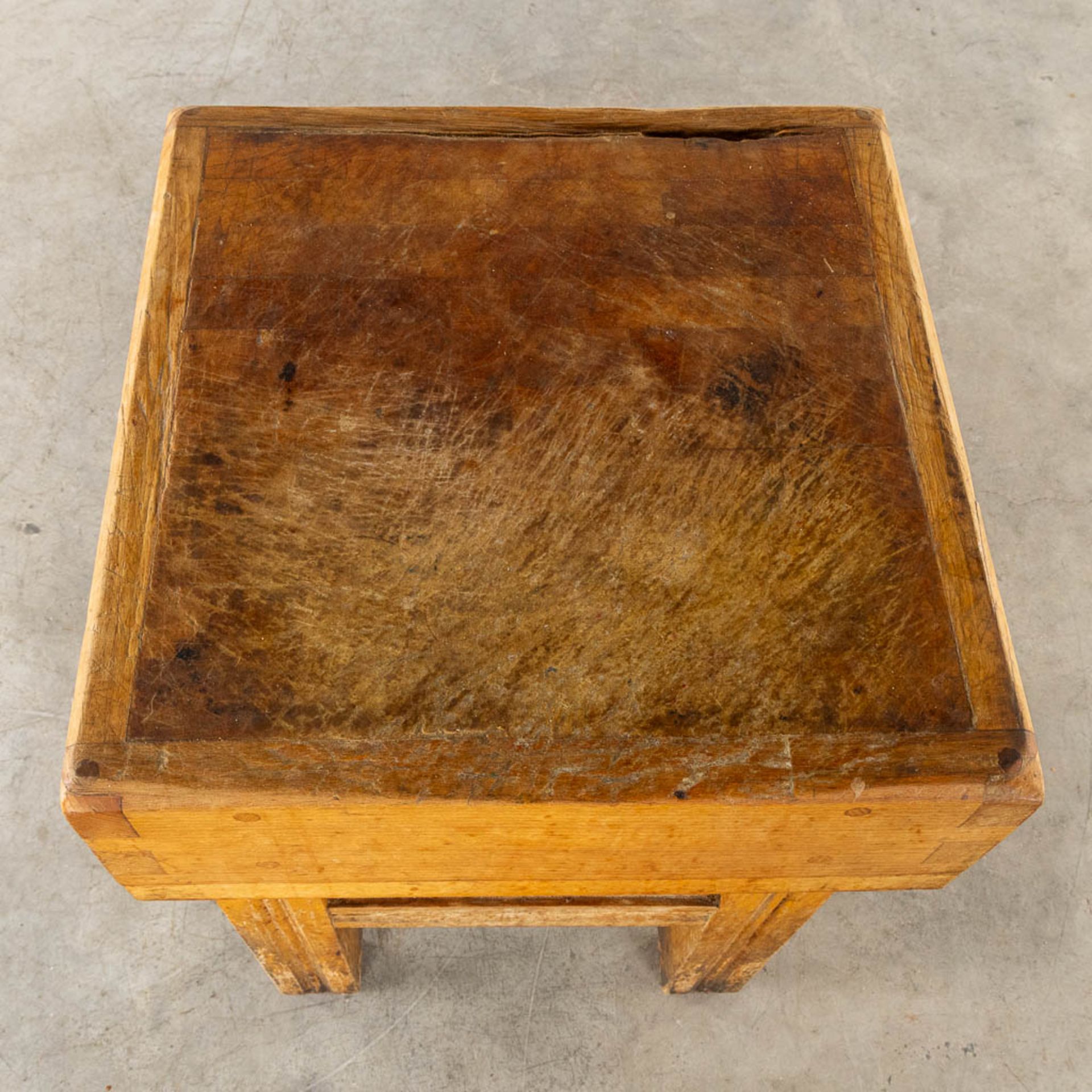 A decorative 'Butchers Block', solid hardwood. (L:60 x W:60 x H:87 cm) - Bild 8 aus 10