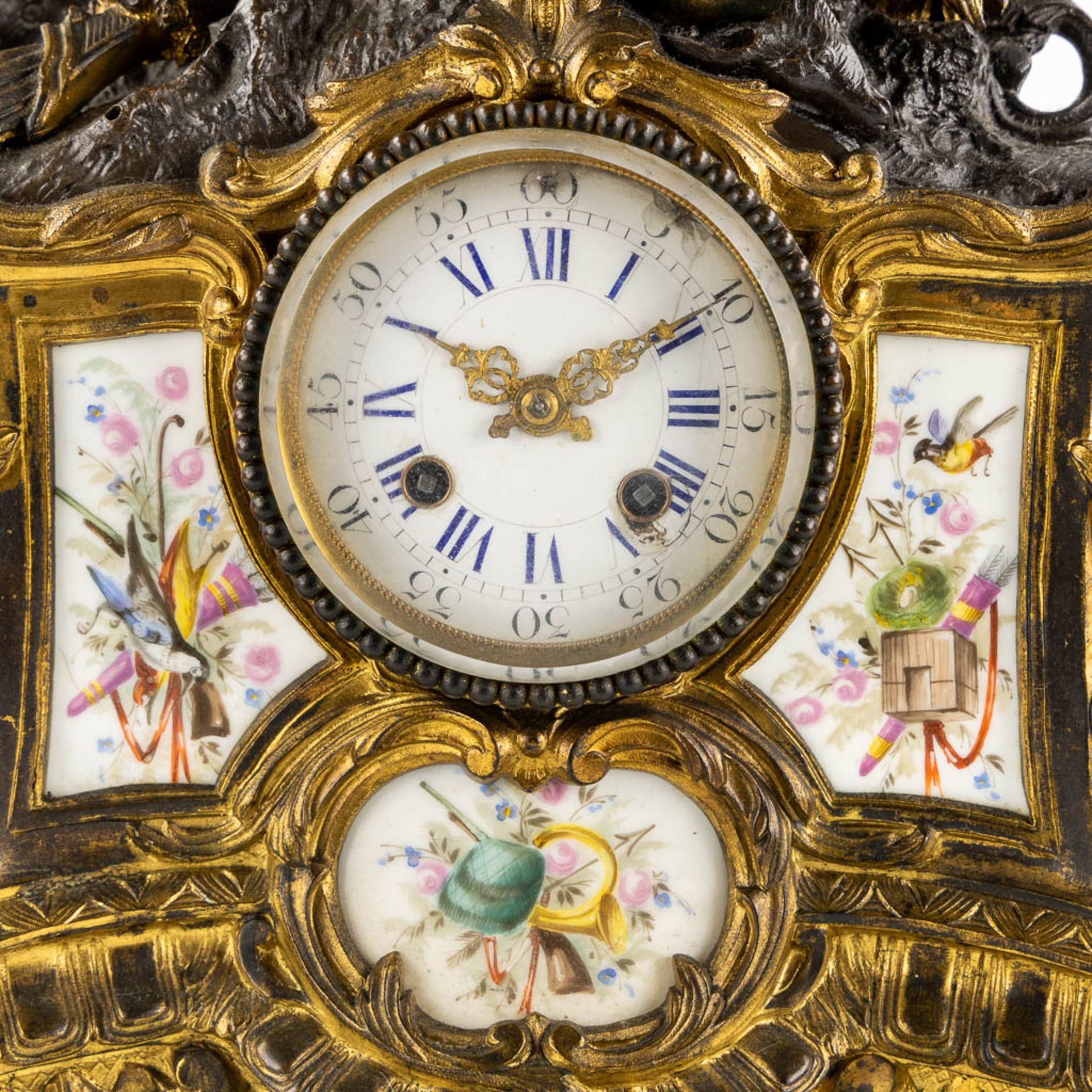 An mantle clock, gilt and patinated bronze in Louis XV style, porcelain plaques. 19th C. (L:13 x W:3 - Bild 9 aus 11
