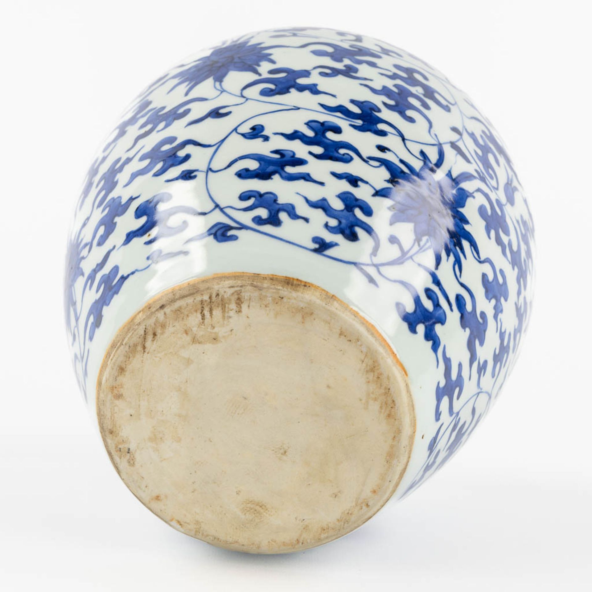 A Chinese jar, blue-white scrolling lotus, 20th C. (H:25 x D:21 cm) - Bild 6 aus 9