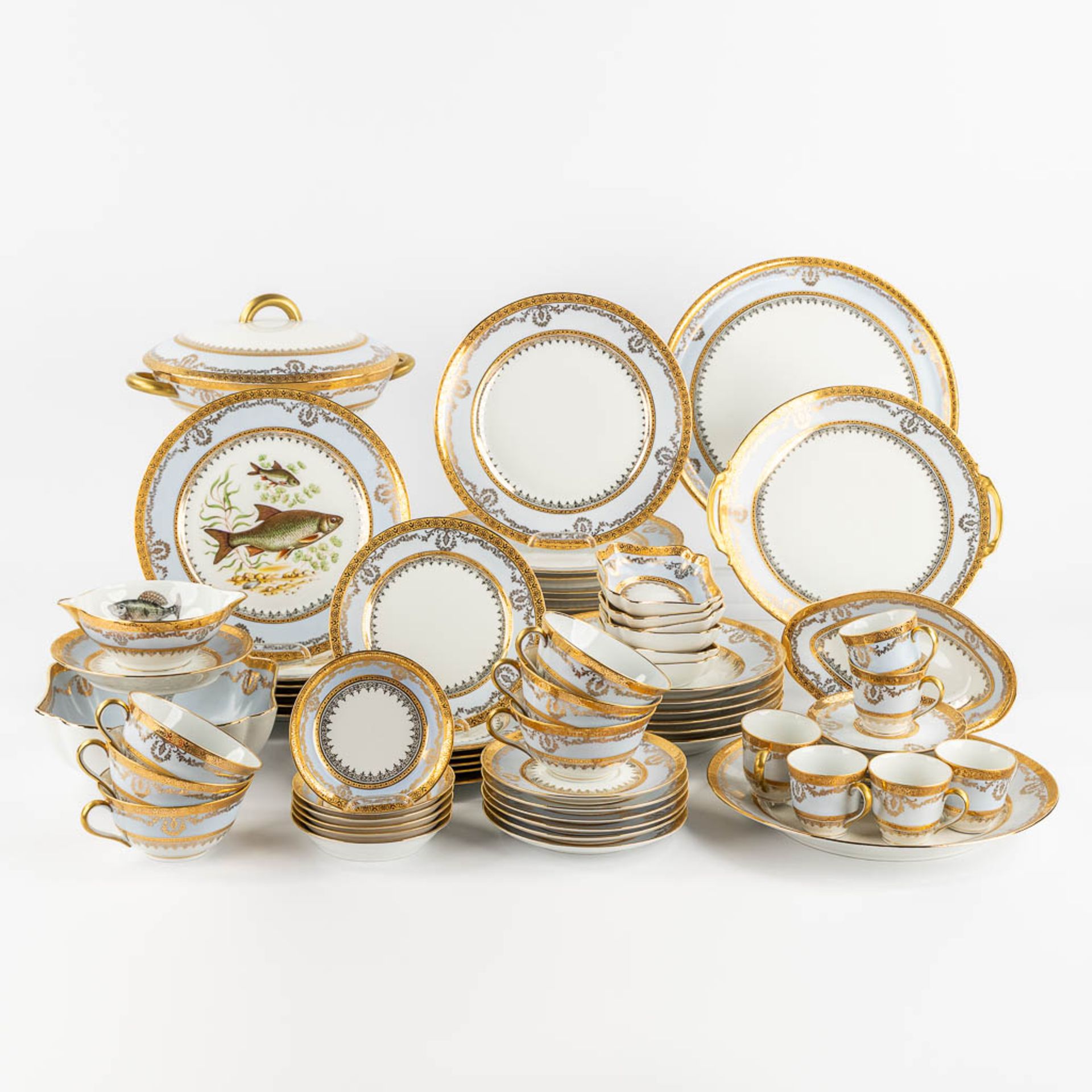 Salmon & Cie, Limoges, a large 73-piece dinner, coffee and tea service with a gilt rim. (D:31 cm