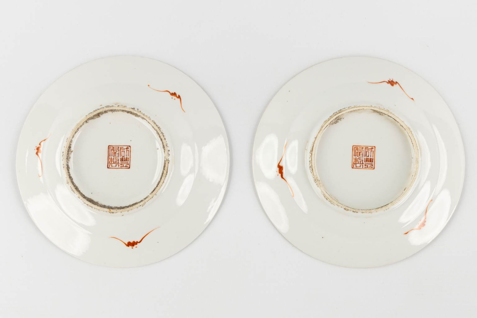 A Chinese pair of plates and a teapot. Decorated with Foo Lions and Figurines. (H:18 cm) - Bild 5 aus 15