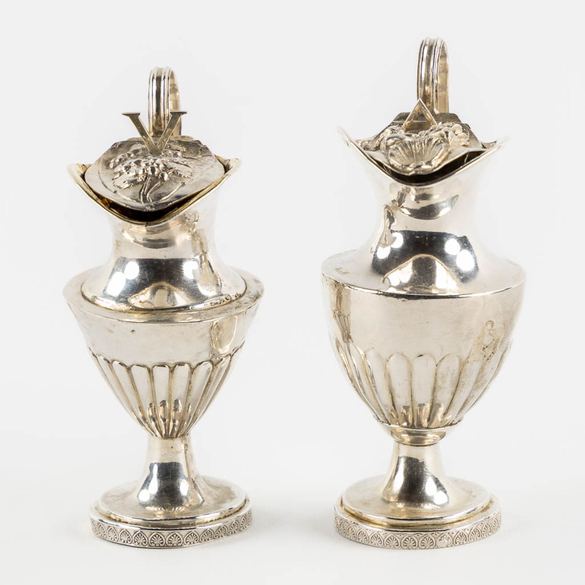 A pair of silver water and wine cruets. Europe, 18th/19th C. (L:5,3 x W:8,5 x H:12 cm) - Bild 3 aus 11