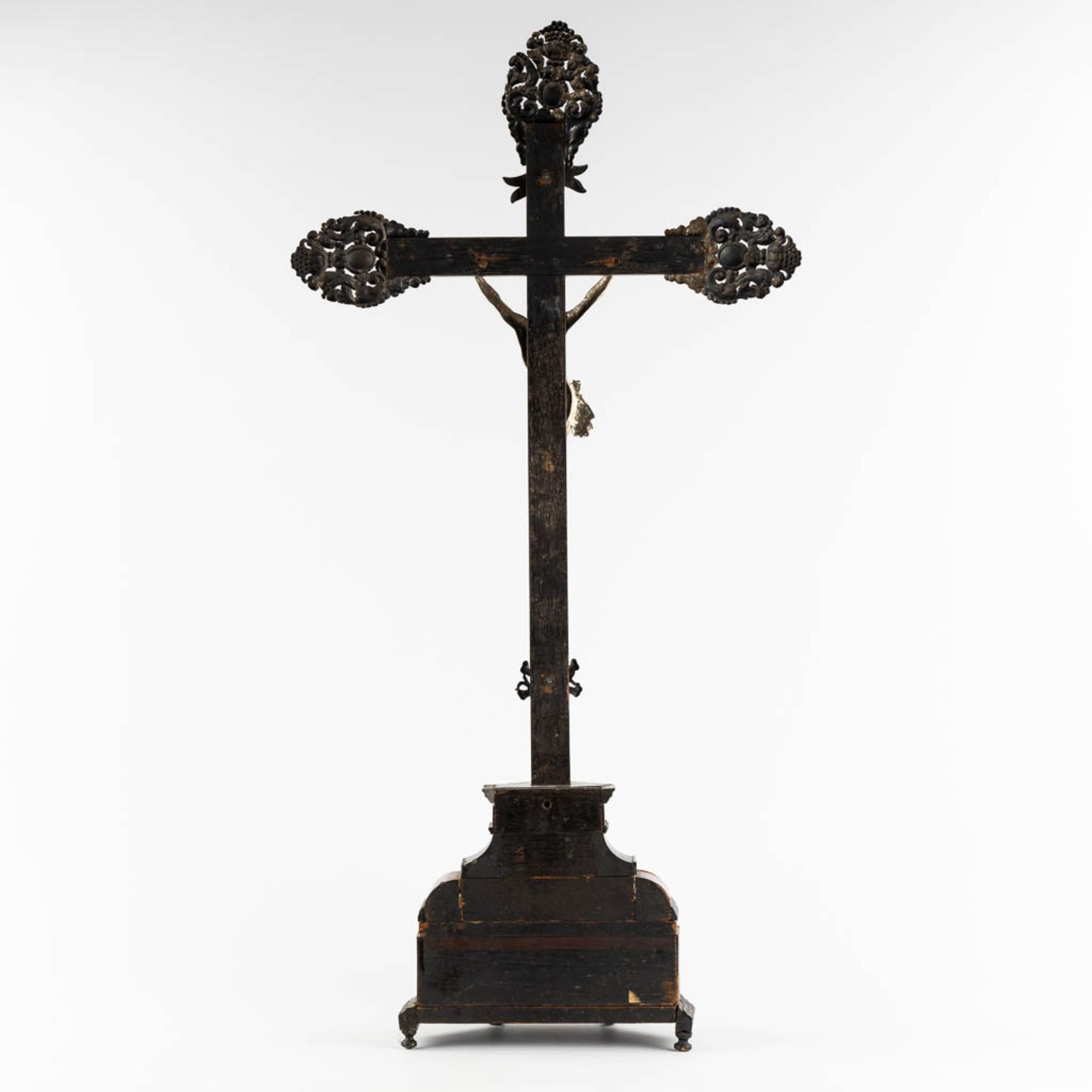 An exceptional crucifix, ebonised wood, tortoise shell inlay and silver-plated metal. 17th/18th C. ( - Bild 5 aus 13