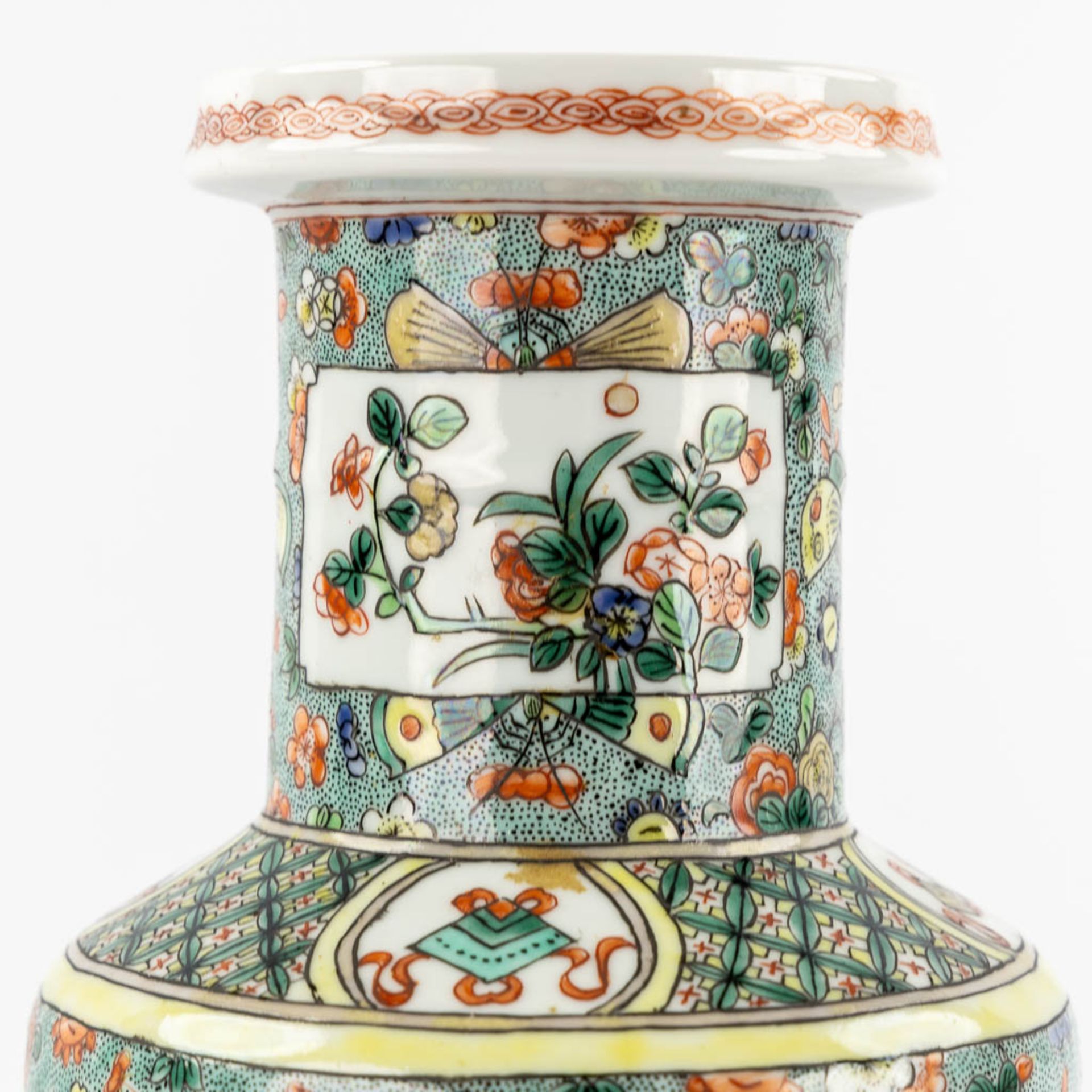 A pair of Chinese Famille Verte vases, decorated with flowers and symbols of happiness. 19th/20th C. - Bild 10 aus 11