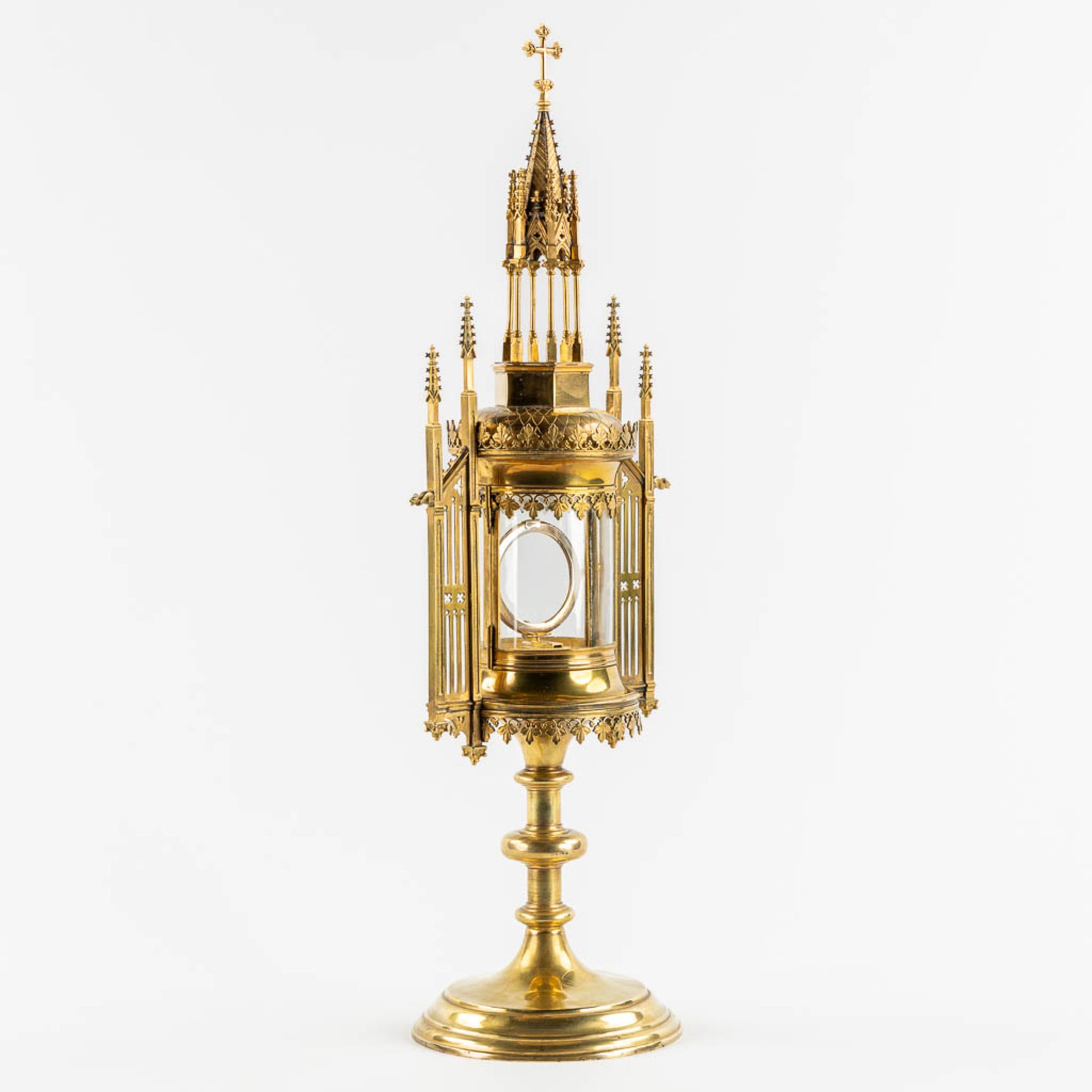 Auguste Moreeuw, Brugge. A tower monstrance, gilt brass in gothic revival style. (L:15,5 x W:20 x H: - Image 3 of 11