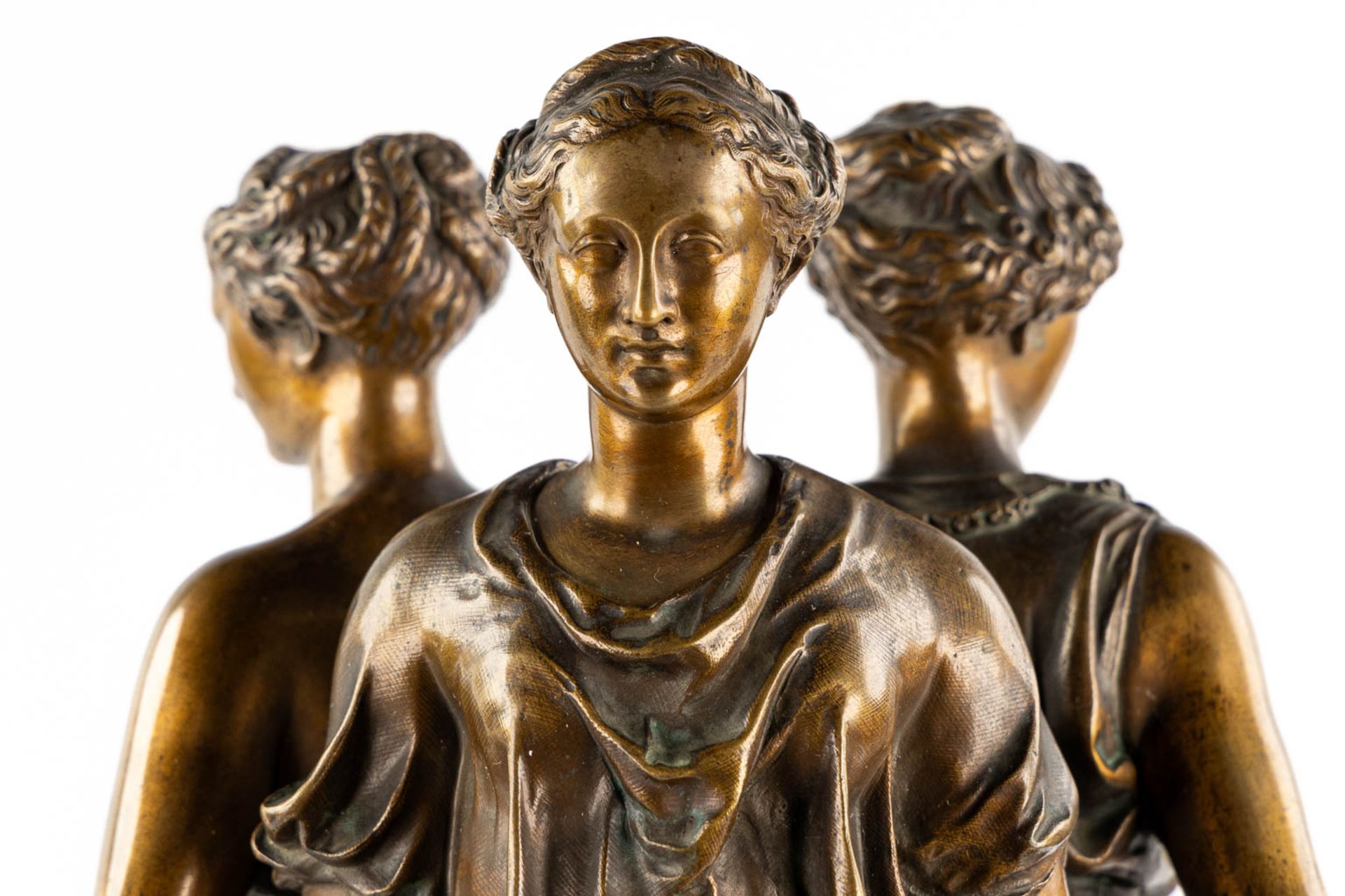 A mantle clock with patinated bronze figurines of 'The Three Graces', mounted on a black marble. (L: - Bild 6 aus 13