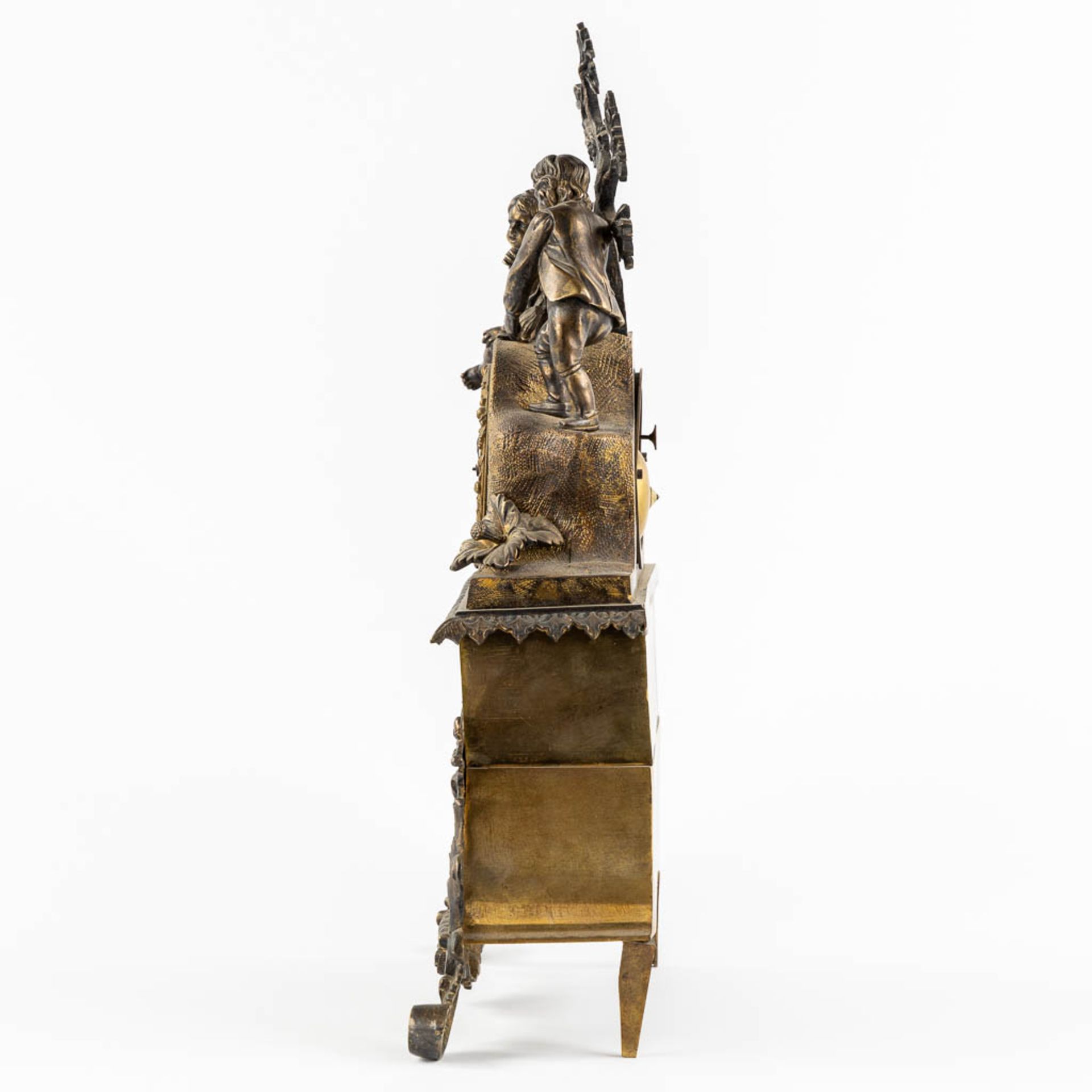 A mantle clock, patinated and gilt bronze with a hunting and camping scène. 19th C. (L:10 x W:30 x H - Bild 6 aus 11