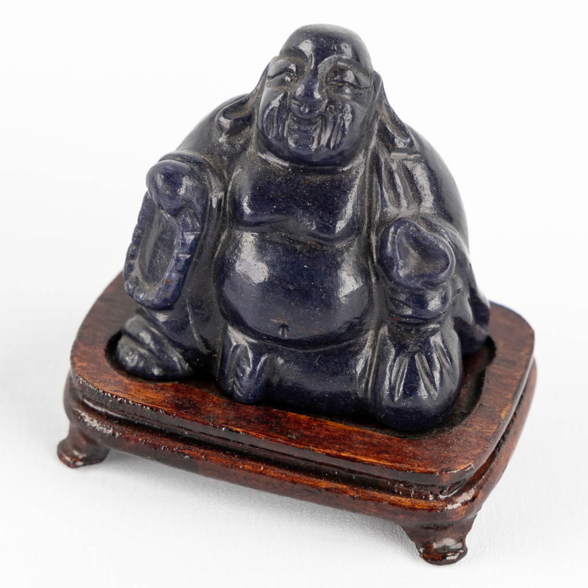Six Buddha and a snuff bottle, Sculptured hardstones or jade. China. (L:6 x W:8 x H:11,5 cm) - Image 11 of 16