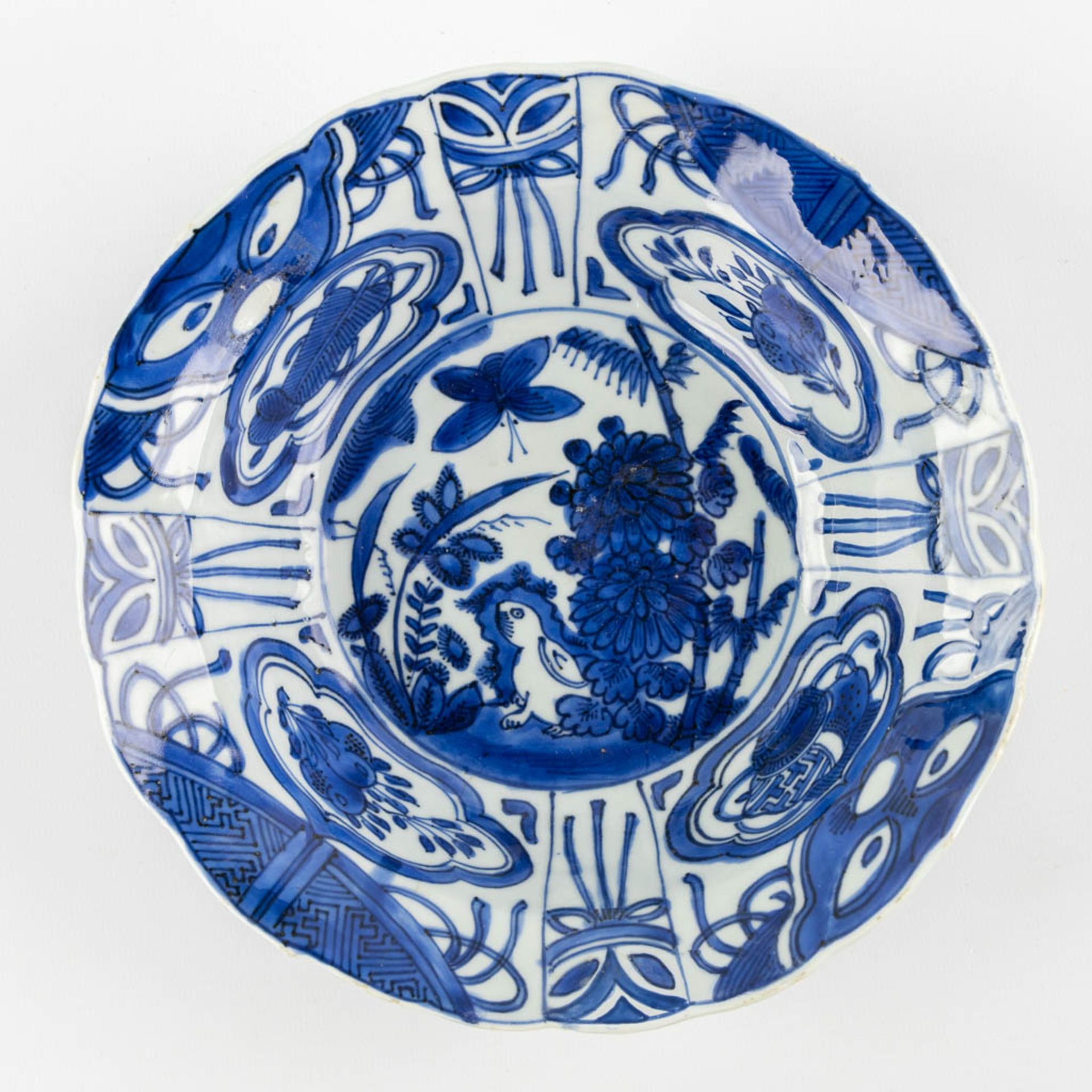 A Chinese 'Kraak' porcelain bowl, blue-white. (H:6 x D:21 cm) - Bild 3 aus 7