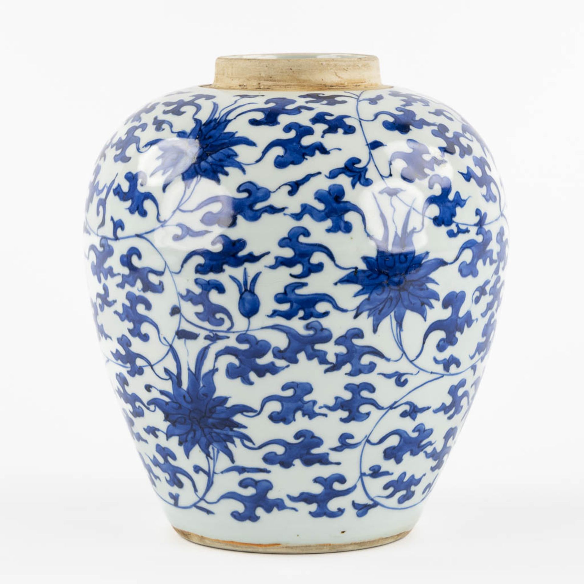 A Chinese jar, blue-white scrolling lotus, 20th C. (H:25 x D:21 cm) - Bild 4 aus 9