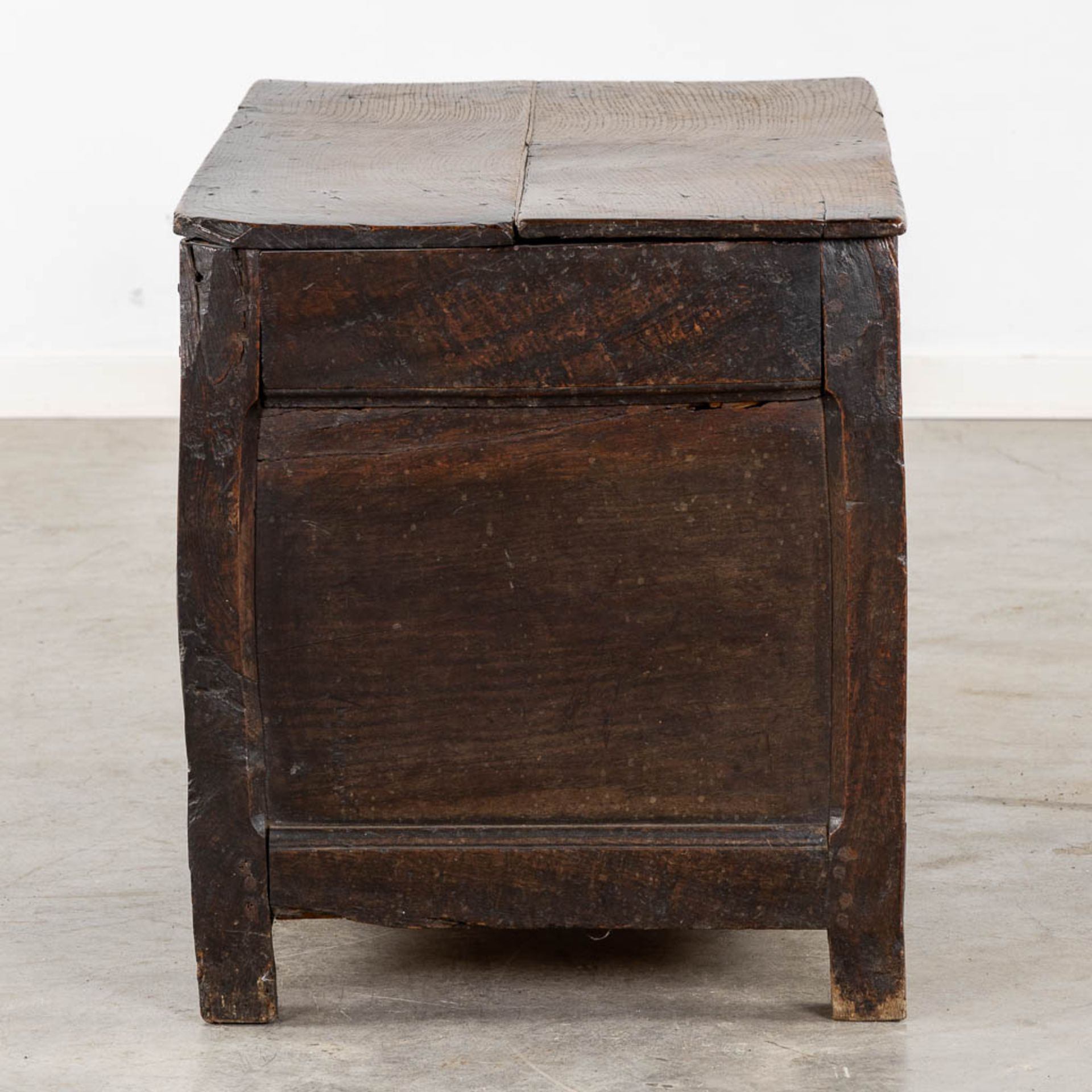 An antique wood-sculptured chest, 18th C. (L:52 x W:98 x H:56 cm) - Bild 7 aus 9