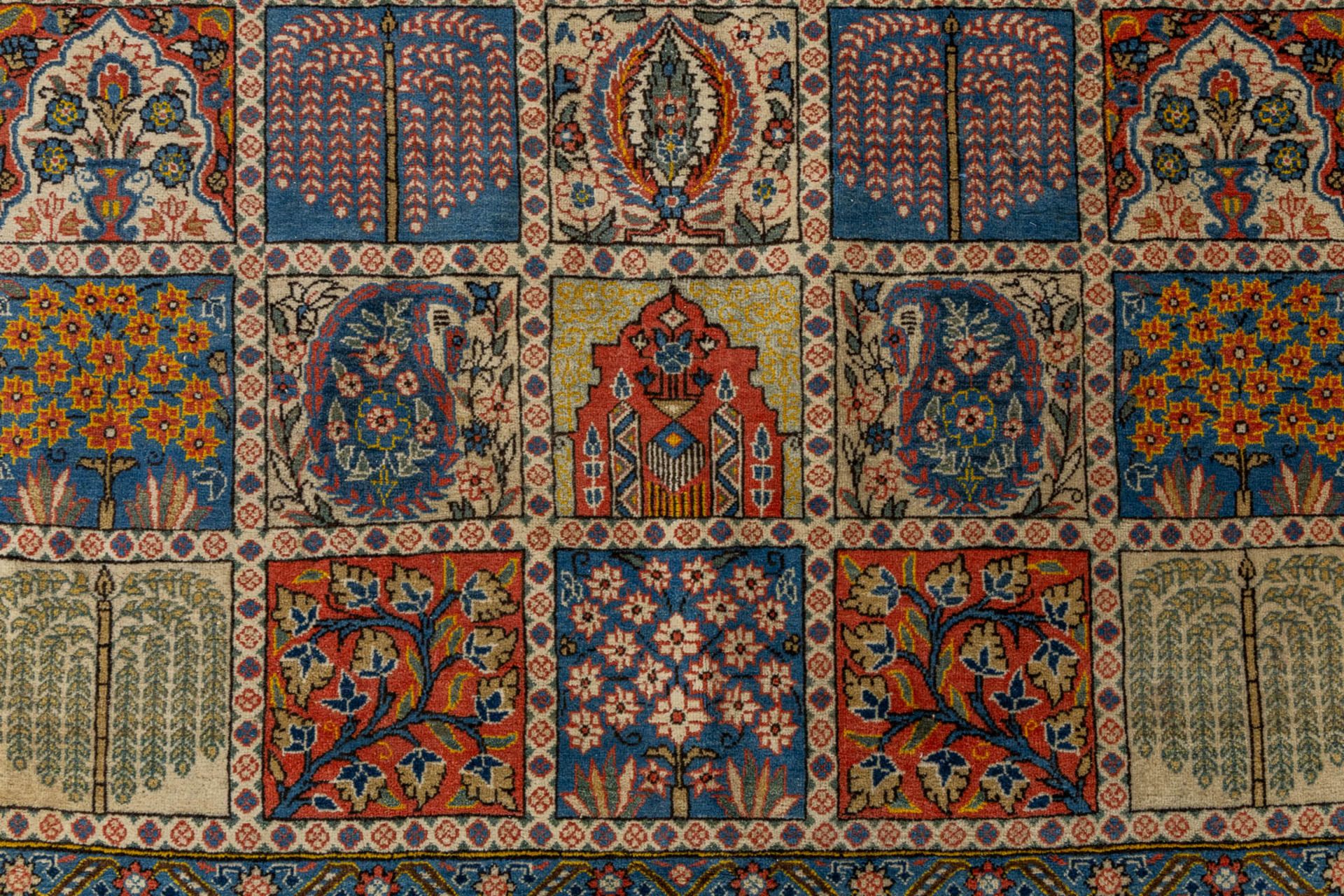 An Oriental hand-made carpet, Ghoum. (L:202 x W:135 cm) - Bild 3 aus 6