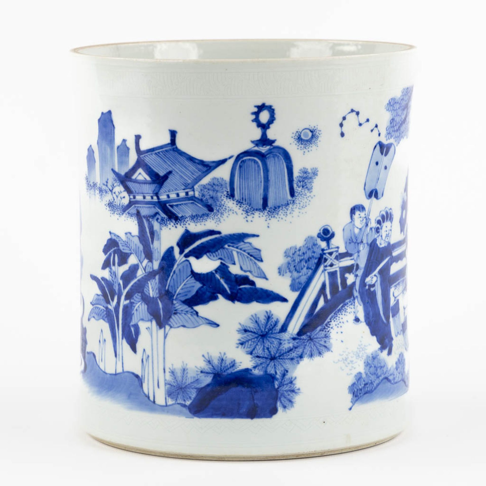 A large Chinese pot, blue-white, decor of figurines in a garden. 20th C. . (H:21 x D:19 cm) - Bild 3 aus 11