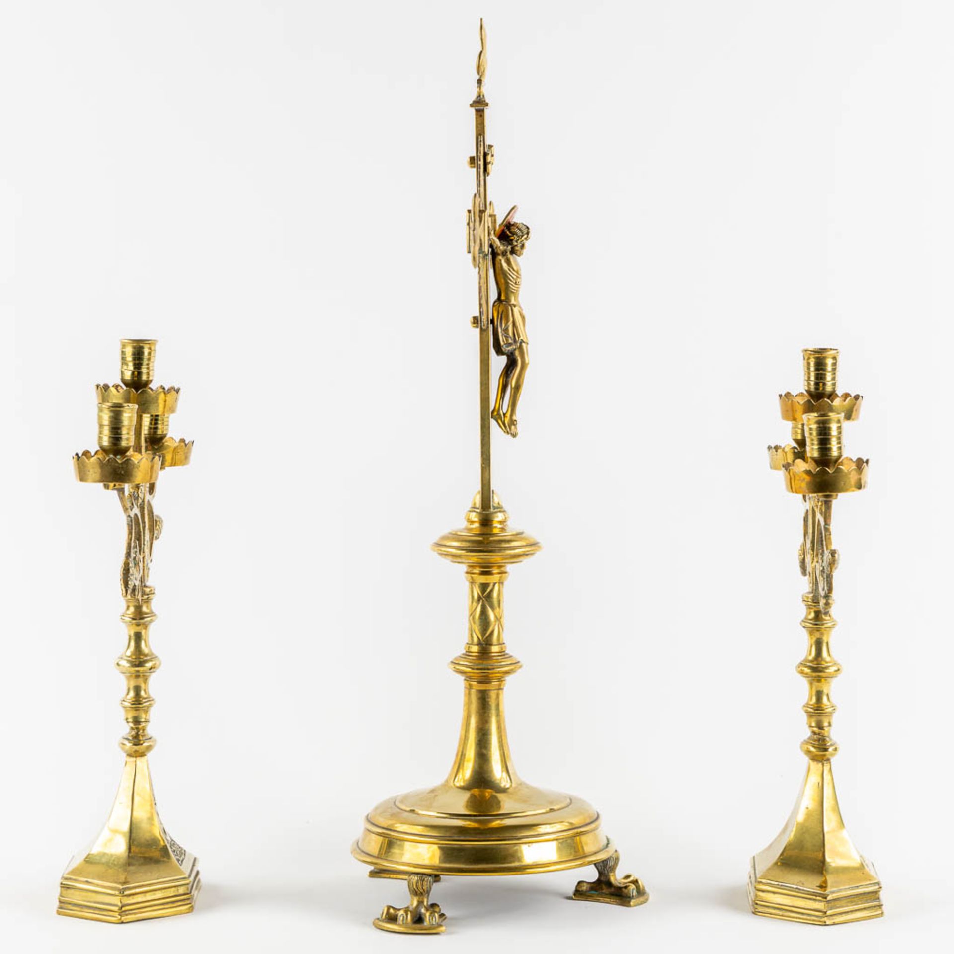 An altar crucifix with two matching candelabra. Gilt brass. Gothic Revival. (L:20 x W:29 x H:60 cm) - Bild 4 aus 14