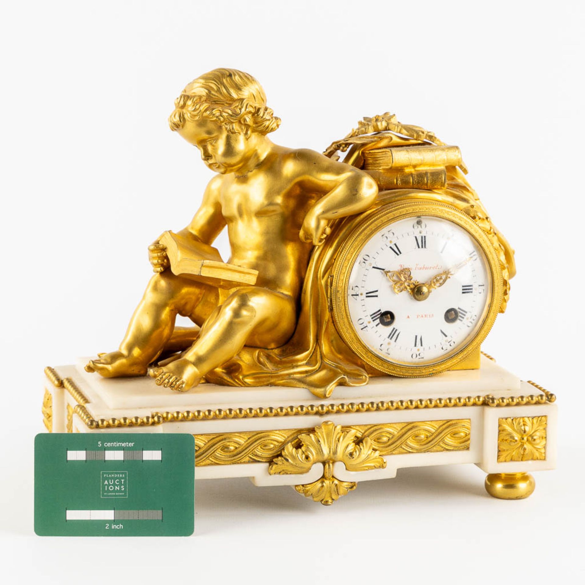 A mantle clock with a putti figurine, gilt bronze on white Carrara marble. 19th C. (L:15 x W:27 x H: - Bild 2 aus 10