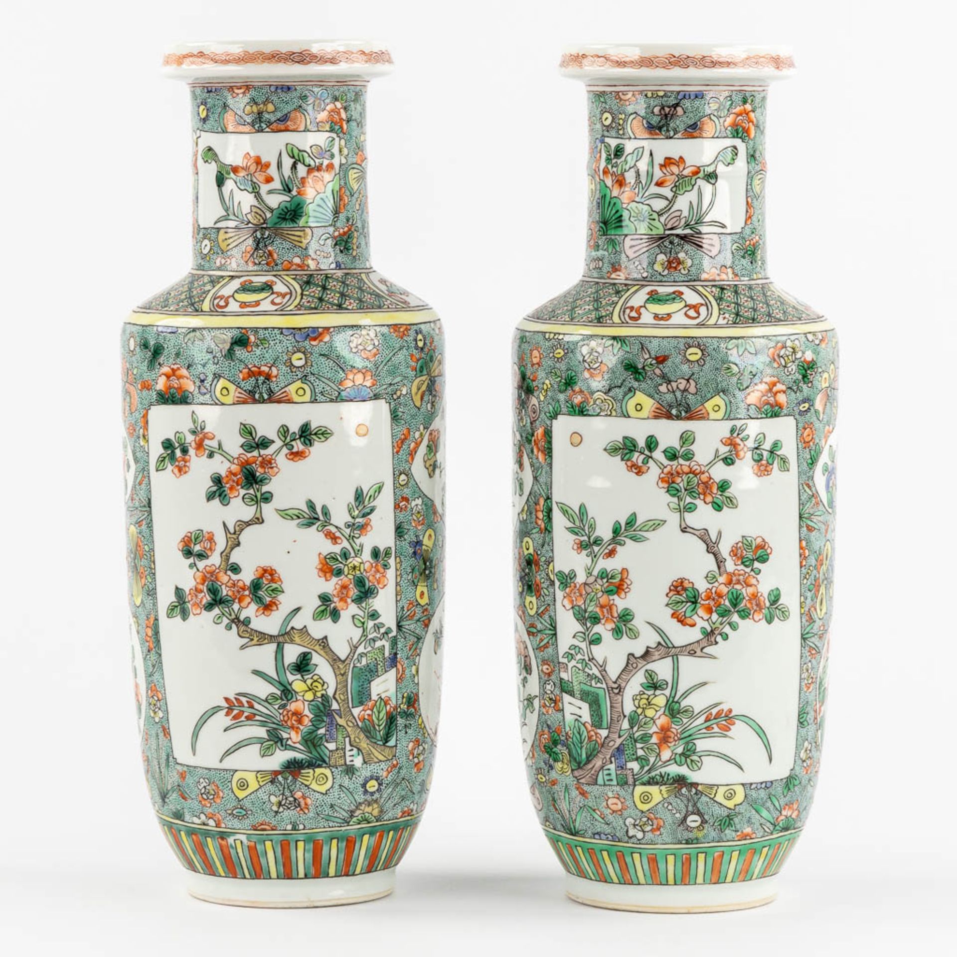 A pair of Chinese Famille Verte vases, decorated with flowers and symbols of happiness. 19th/20th C. - Bild 4 aus 11