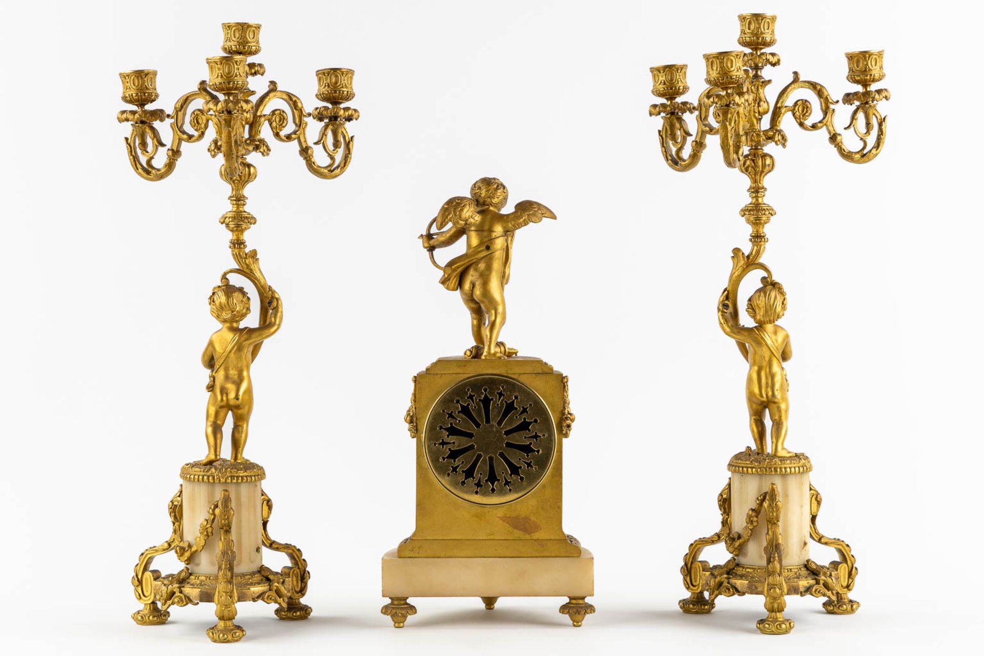 A three-piece Neoclassical mantle garniture, clock with candelabra, Cupid and Putti. 19th C. (L:13 x - Bild 5 aus 13