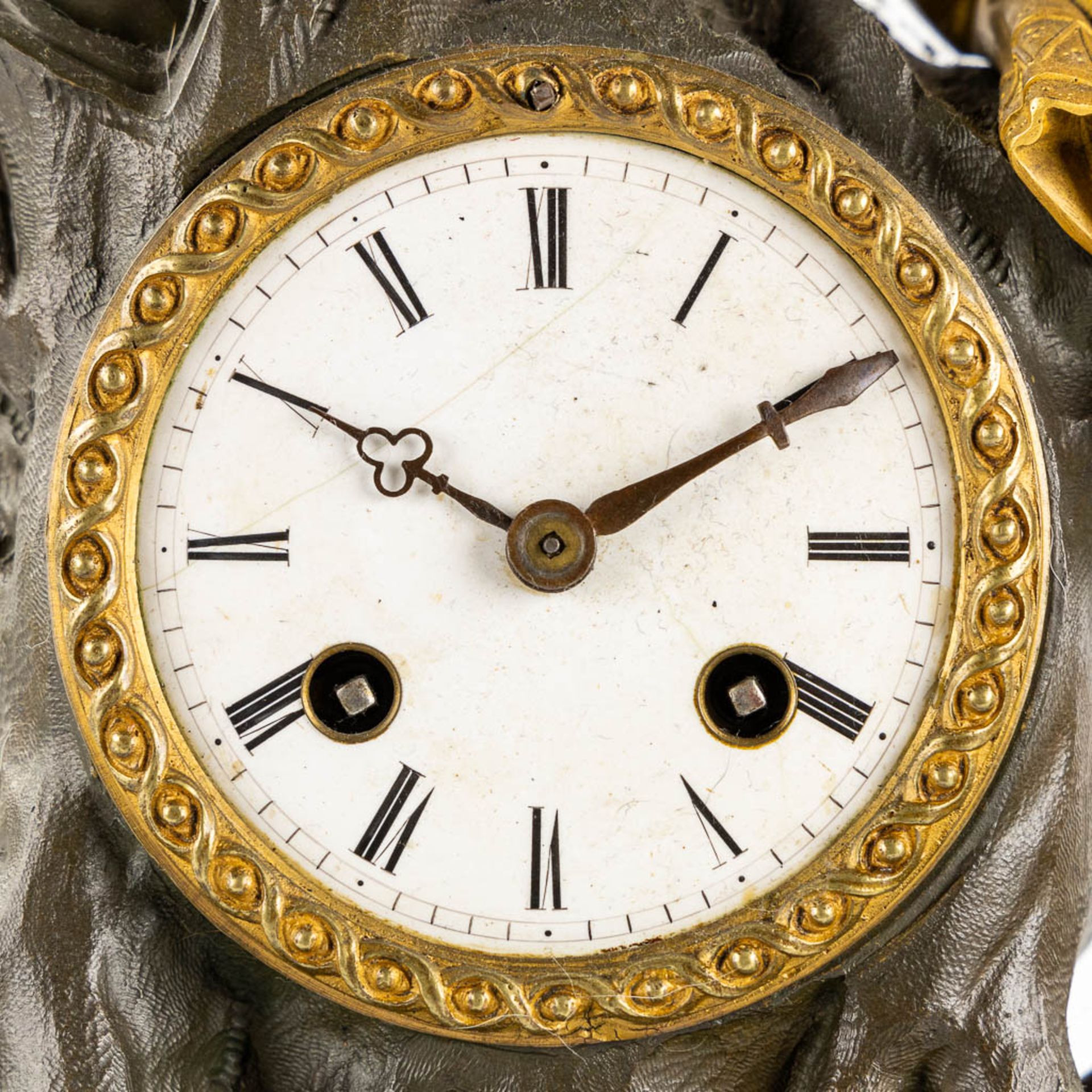A mantle clock, gilt and patinated bronze 'La Cruche Cassée' or 'The Broken Jar'. Empire Style. 19th - Bild 7 aus 10