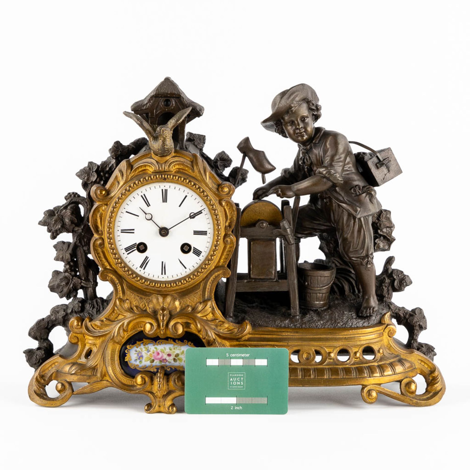 A mantle clock, patinated and bronze and spelter, image of a Wooden shoemaker. 19th C. (L:12 x W:36 - Bild 2 aus 11