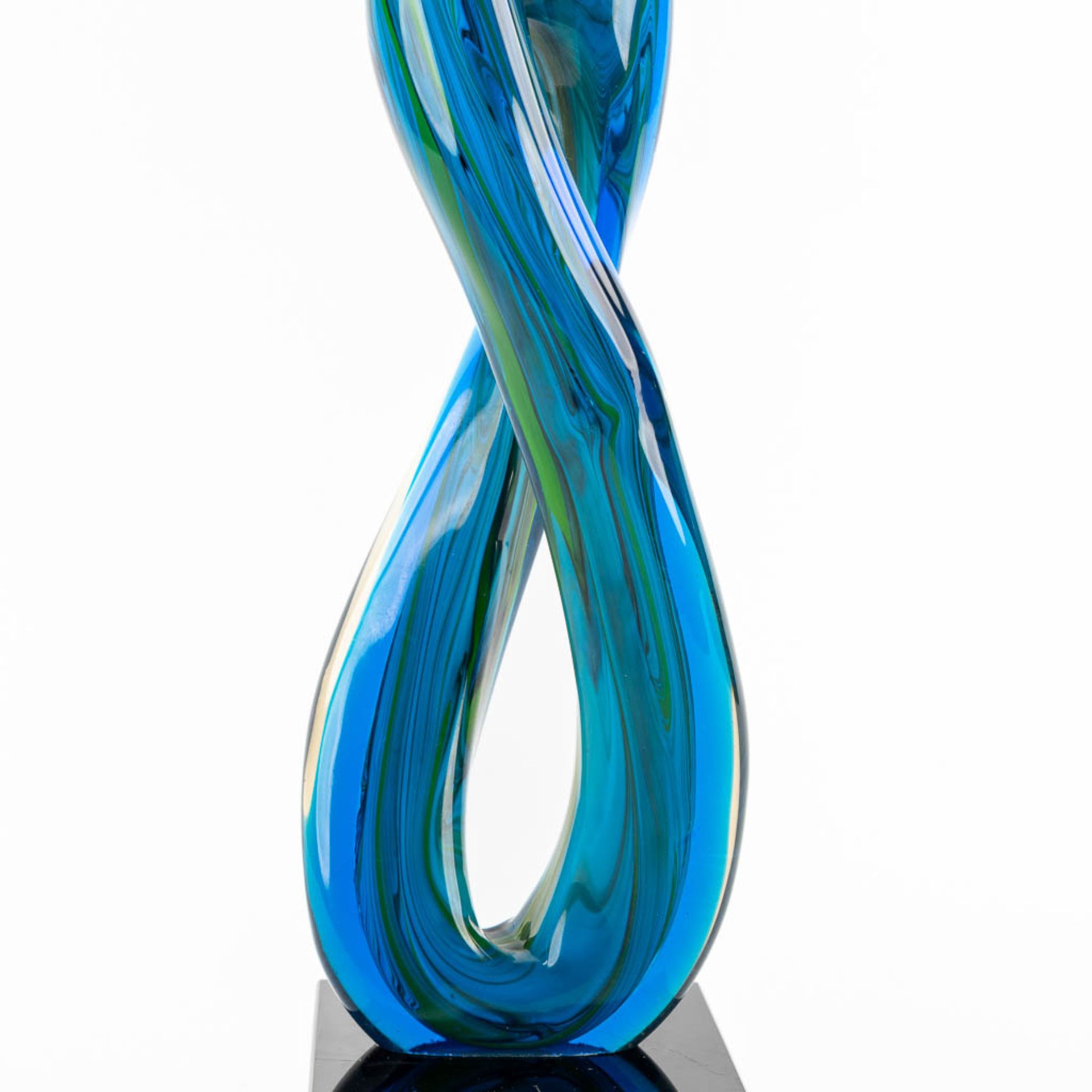 A decorative glass sculpture, Viz glass studio's. (L:10 x W:15 x H:60,5 cm) - Image 11 of 11