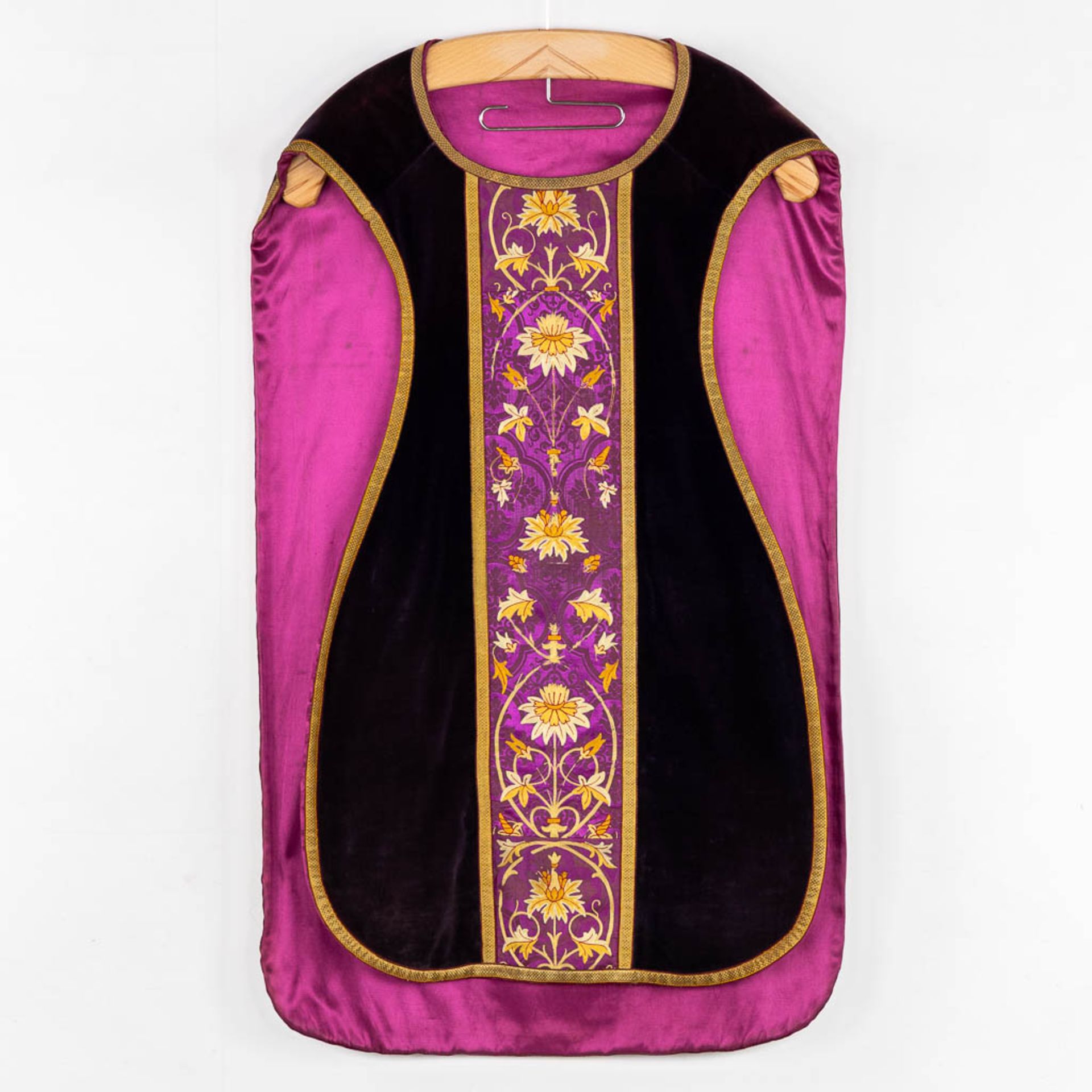 A Cope, Chasuble and Roman Chasuble, Stola with Embroideries. - Bild 11 aus 21