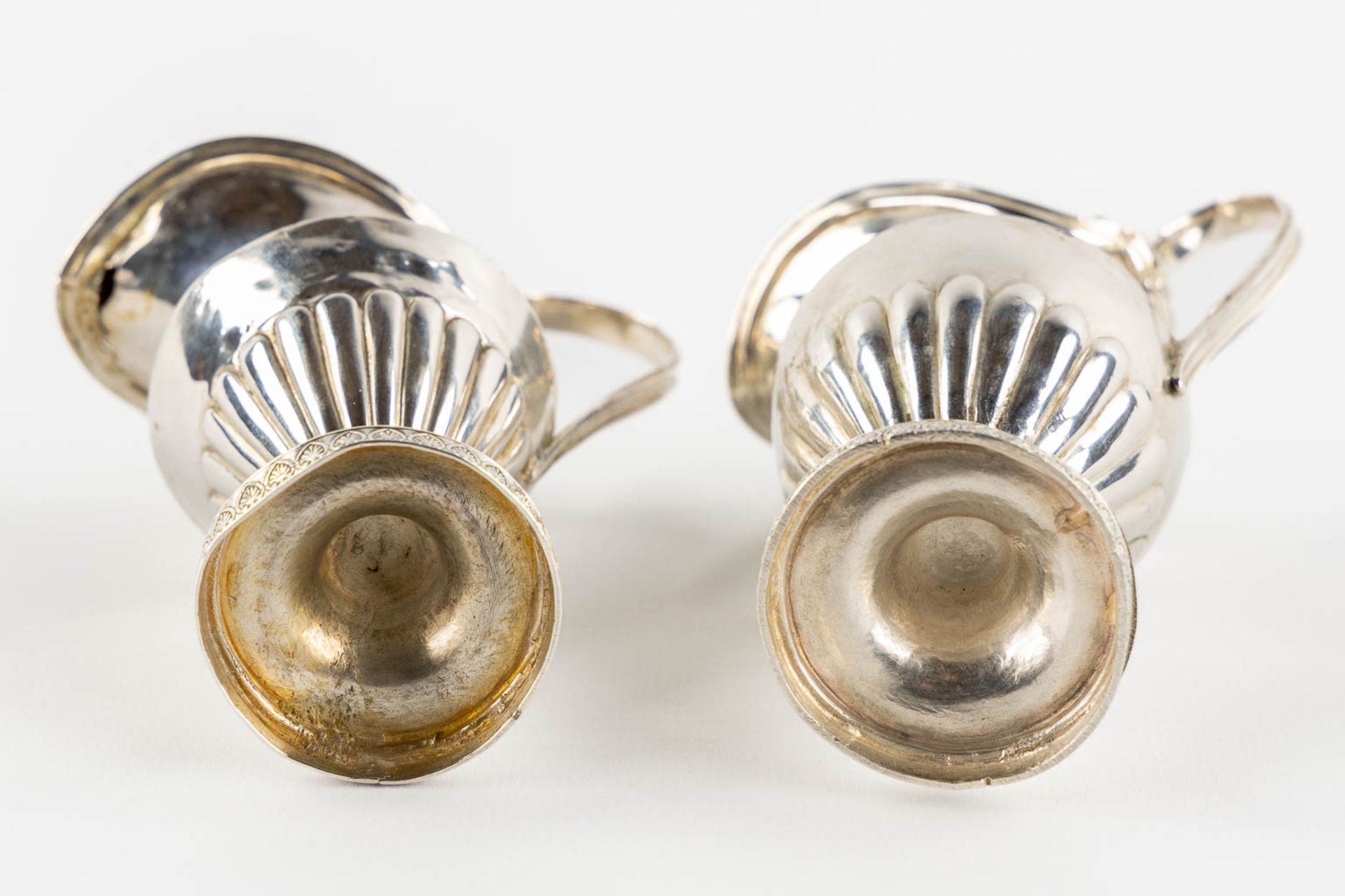 A pair of silver water and wine cruets. Europe, 18th/19th C. (L:5,3 x W:8,5 x H:12 cm) - Bild 7 aus 11