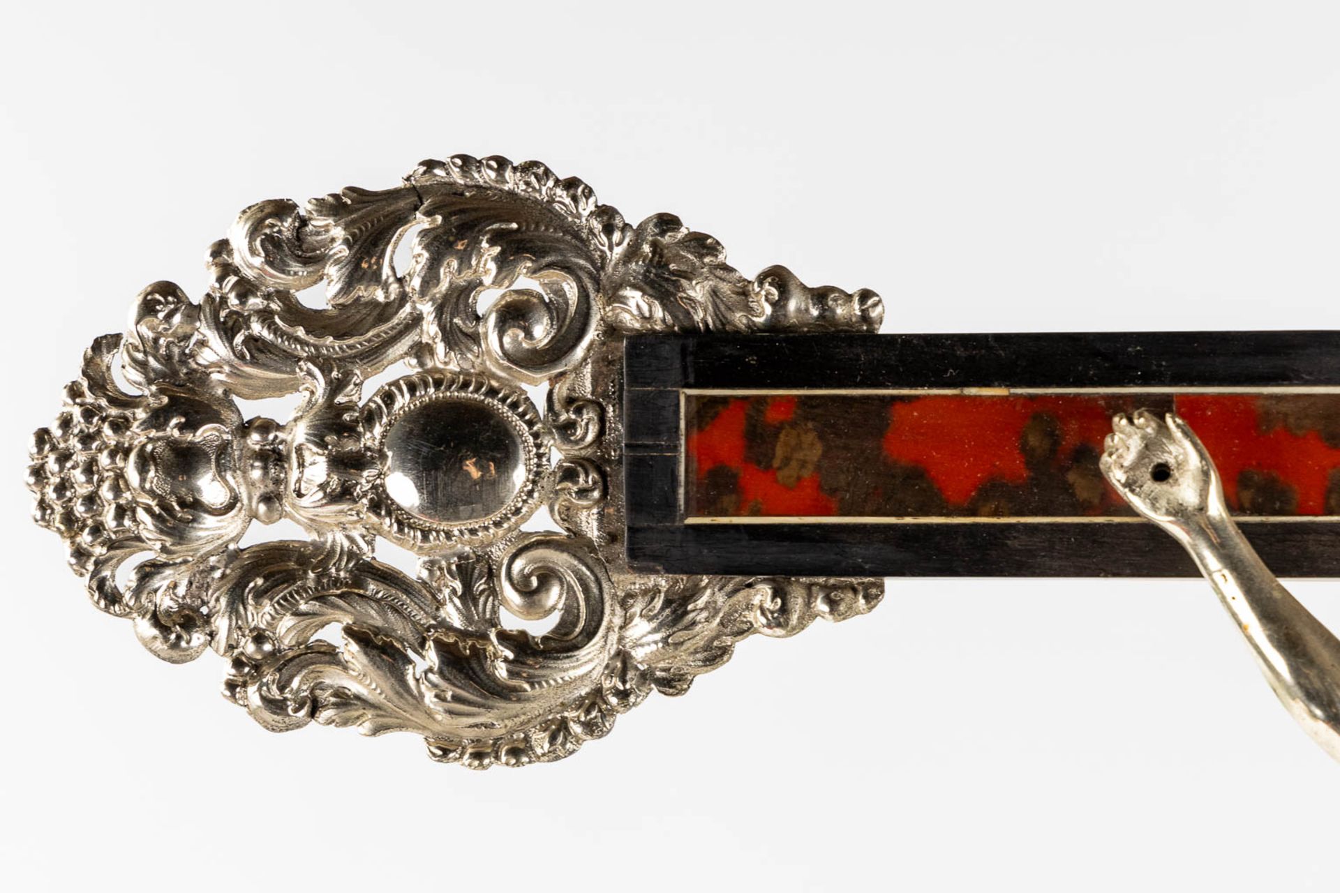 An exceptional crucifix, ebonised wood, tortoise shell inlay and silver-plated metal. 17th/18th C. ( - Bild 8 aus 13