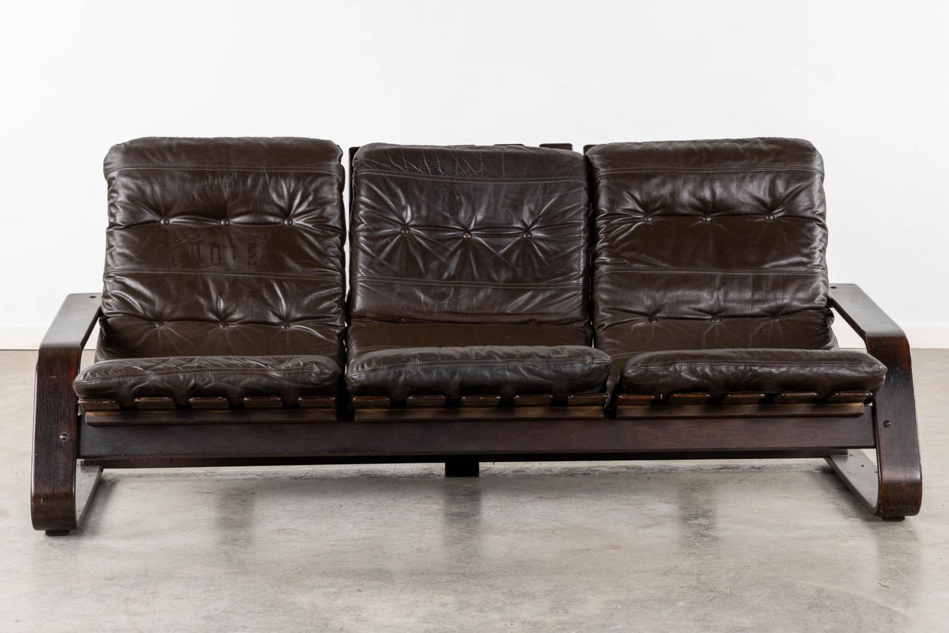 A three-person sofa, wood and leather. In the style of Westnova. (L:85 x W:192 x H:85 cm) - Bild 3 aus 9