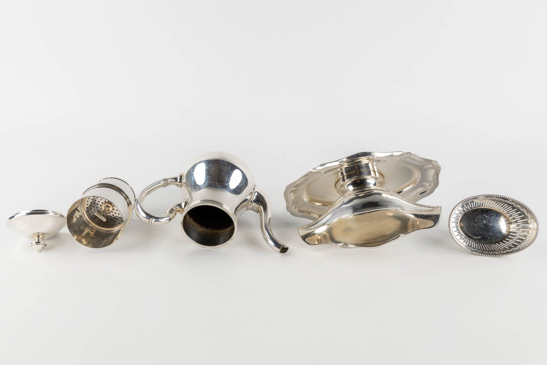 A collection of silver-plated serving accessories, saucer, coffee pot and a basket. (L:32 x W:52 cm) - Bild 14 aus 14