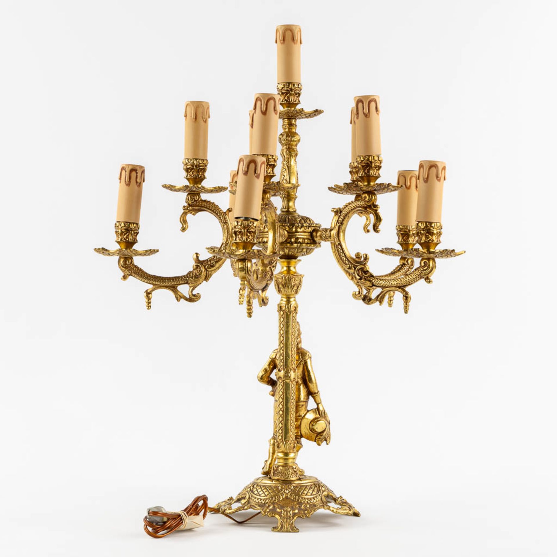 A large and decorative table lamp with a musketeer figurine, gilt bronze. 20th C. (H:61 x D:46 cm) - Image 4 of 11