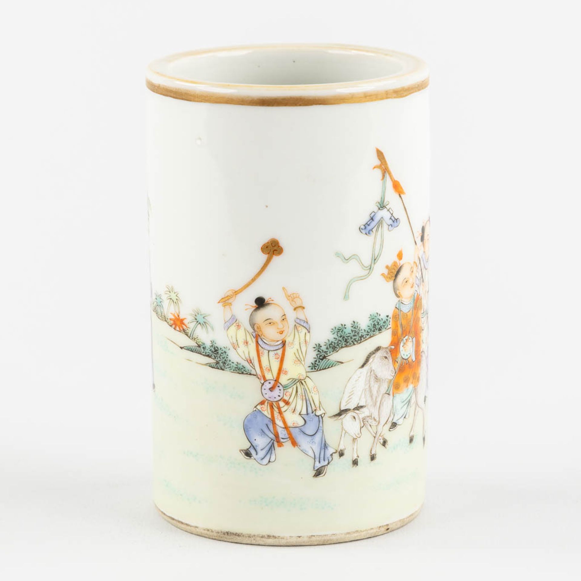 A small Chinese Brush Pot, decorated with Children in a parade, Qianlong mark. (H:12,5 x D:7,5 cm) - Bild 3 aus 13