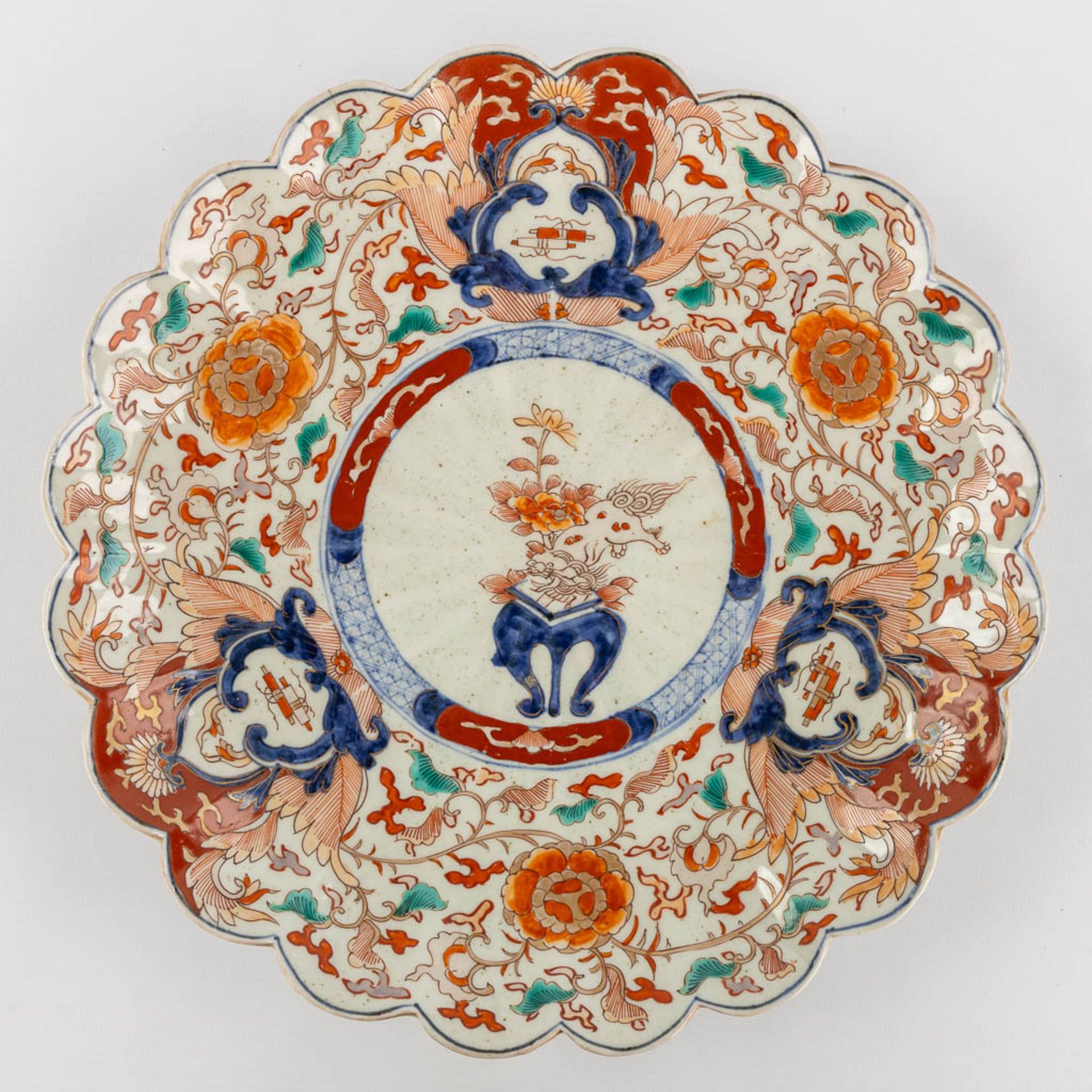 Eight Chinese and Japanese plates, Famille Rose and Imari. 19th and 20th C. (D:47 cm) - Bild 11 aus 16