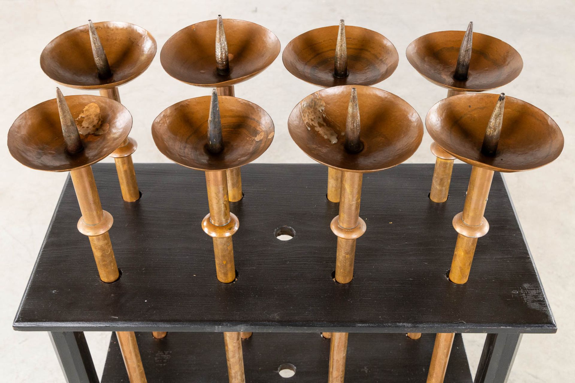 A set of 8 processional candelabra in a wood stand. (L:36 x W:75 x H:124 cm) - Image 7 of 8