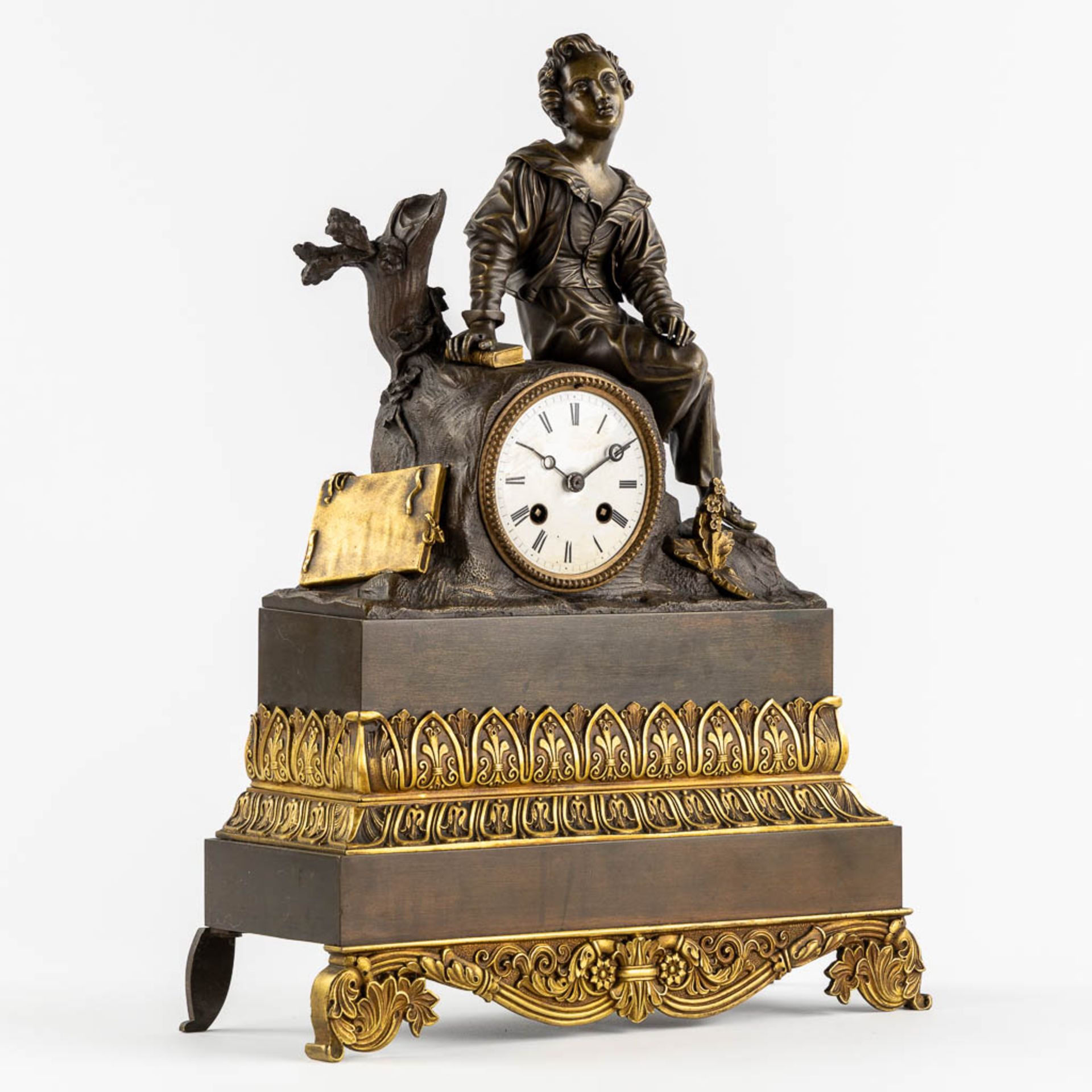 A mantle clock, gilt and patinated bronze, Empire style. 19th C. (L:13 x W:34 x H:46 cm) - Image 3 of 9