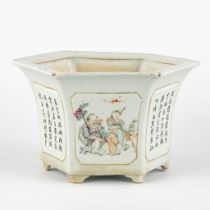 A Chinese hexagonal cache-pot, Qianjian Cai, decorated with caligraphy and children. (H:16,5 x D:26