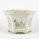 A Chinese hexagonal cache-pot, Qianjian Cai, decorated with caligraphy and children. (H:16,5 x D:26
