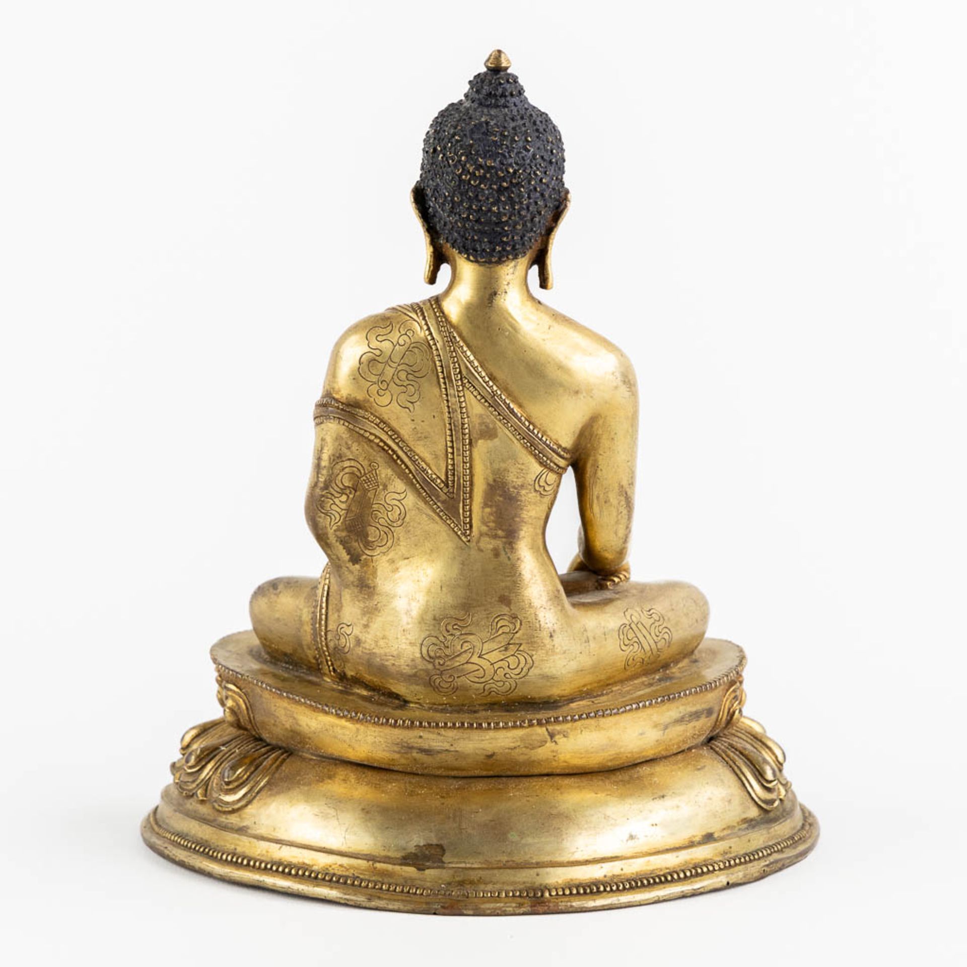 A seated buddha figurine, on a lotus flower. Gilt bronze. (L:15 x W:19 x H:22 cm) - Bild 5 aus 10