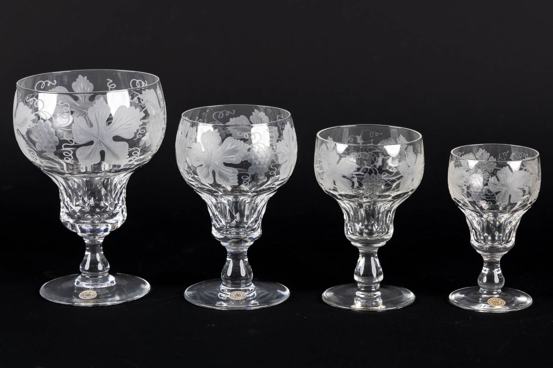 Val Saint Lambert, a large glass service decorated with grapes and vines. 108 pieces. (H:16,3 cm) - Bild 4 aus 6