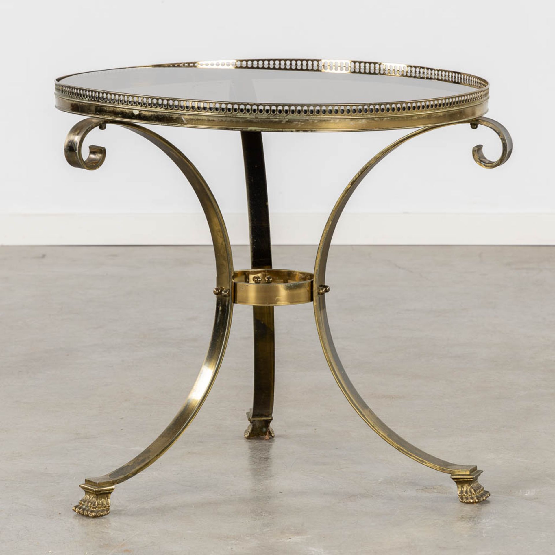 A mid-century side table, gilt metal with a tinted glass top. (H:57 x D:64 cm) - Bild 4 aus 9
