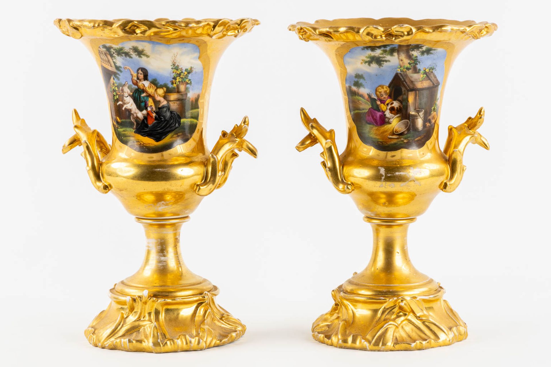 A pair of urns, Old Paris porcelain, hand-painted and gilt decor. 19th C. (H:27 x D:18 cm) - Image 3 of 14