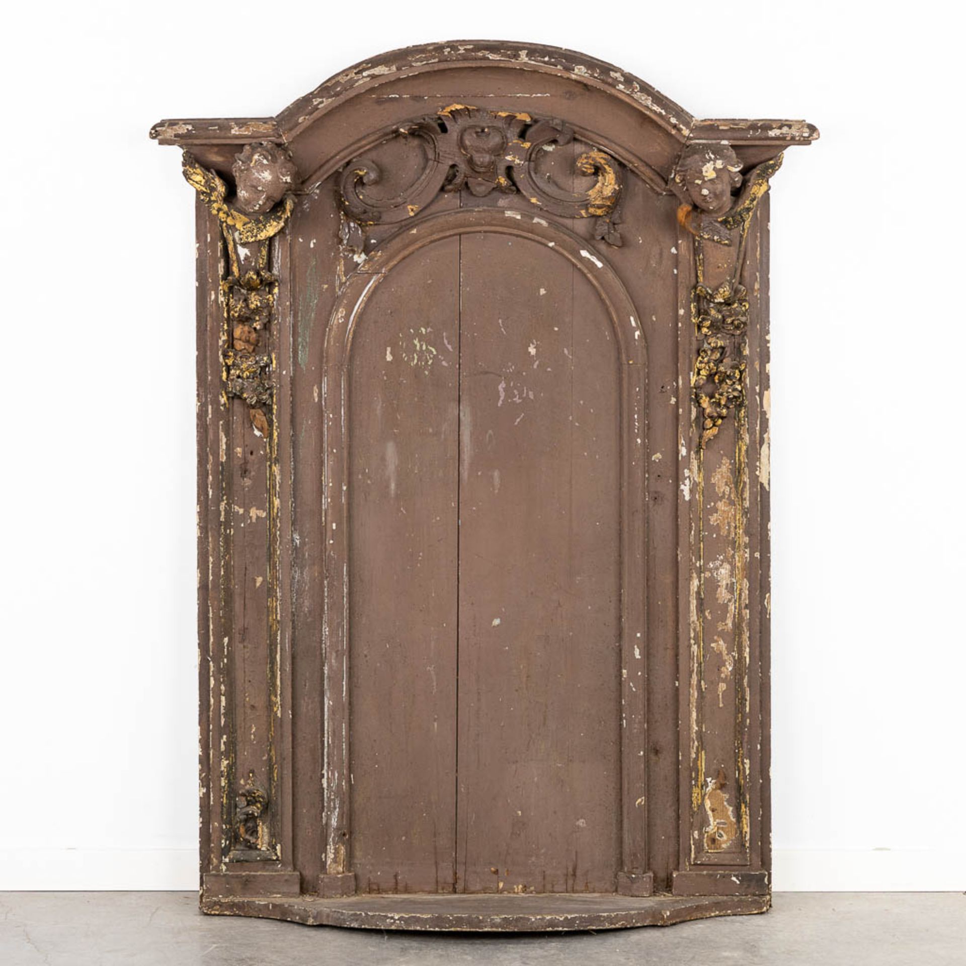 An antique shrine with angel figurines, brown patinated sculptured wood, 18th C. (W:106 x H:140 cm)