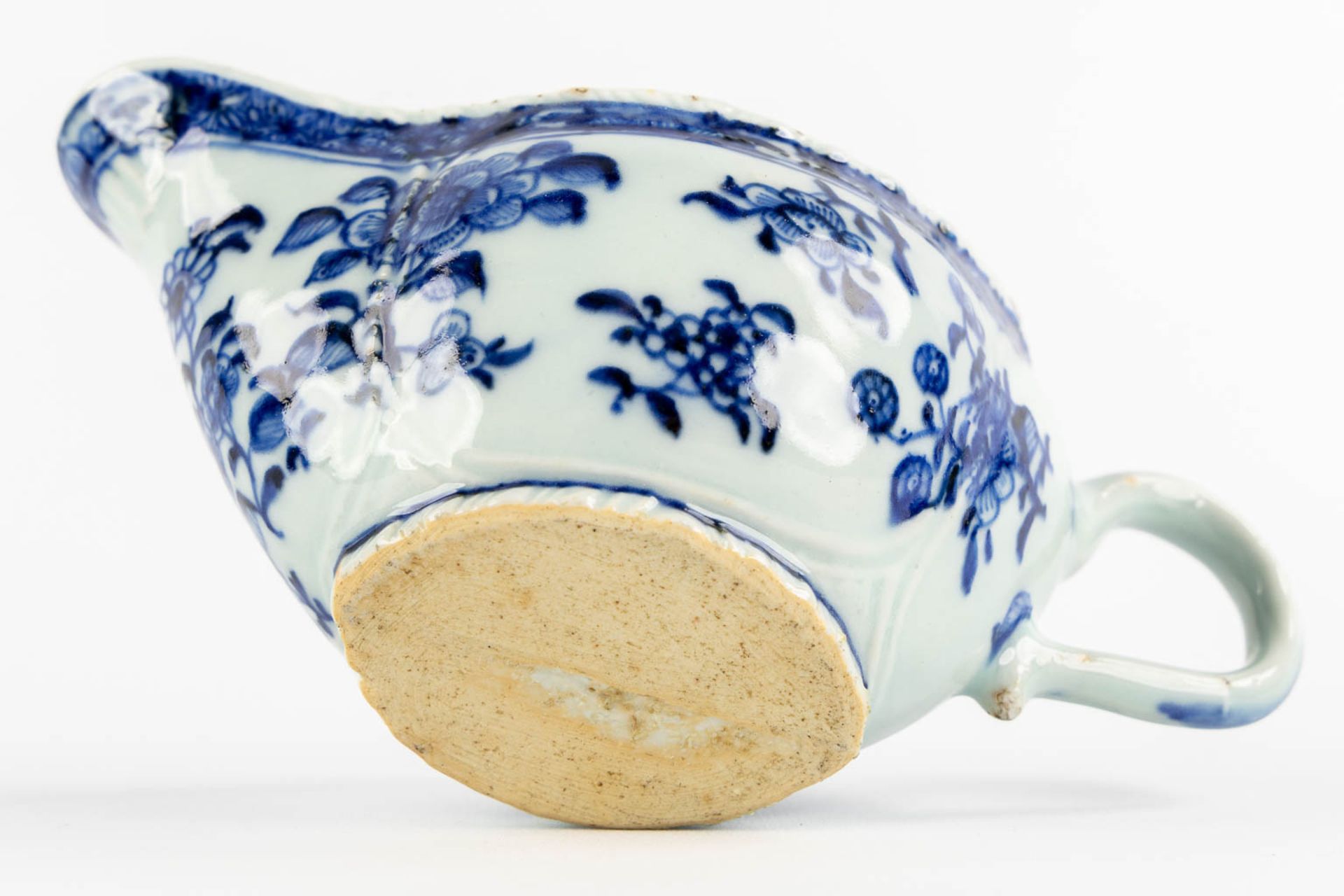 A Chinese saucer, blue-white decor. (L:10 x W:18 x H:8 cm) - Bild 3 aus 7