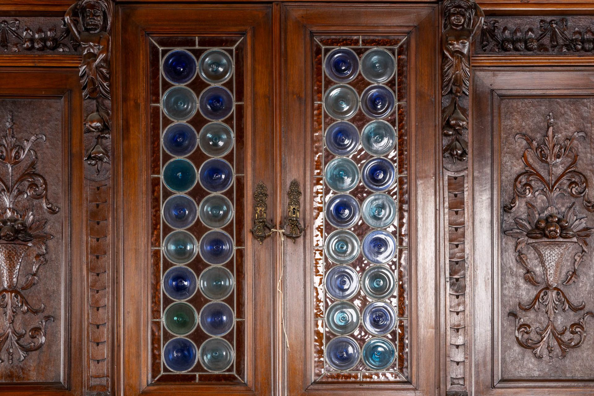 An exceptional pair cabinets, richly finished with wood-sculptures, Italy, circa 1900. (L:62 x W:204 - Image 11 of 12