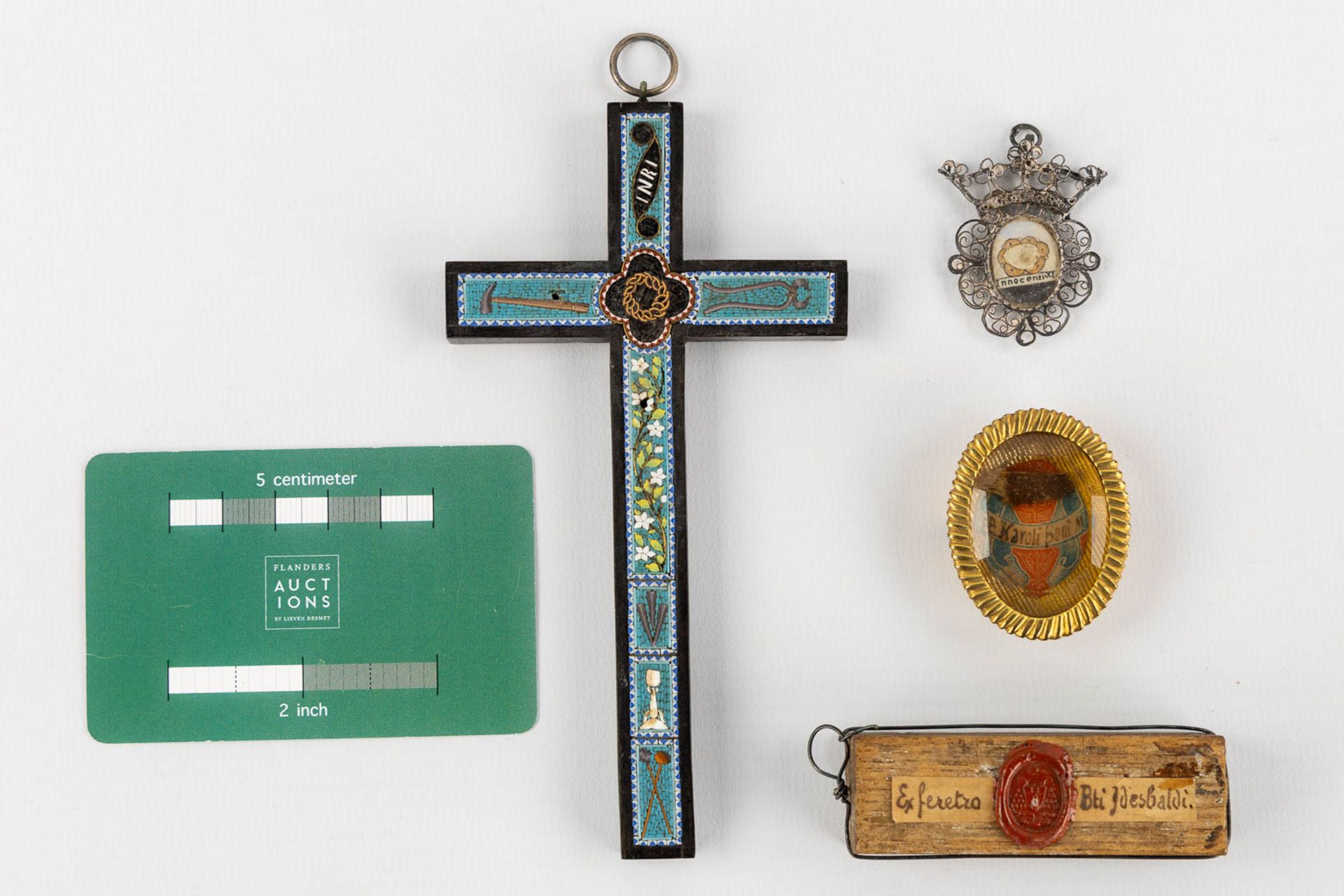 Three sealed theca with relics and a crucifix, Beati Idesbaldi, Beati Karoli Boni, ? (W:7,6 x H:14,3 - Image 2 of 12