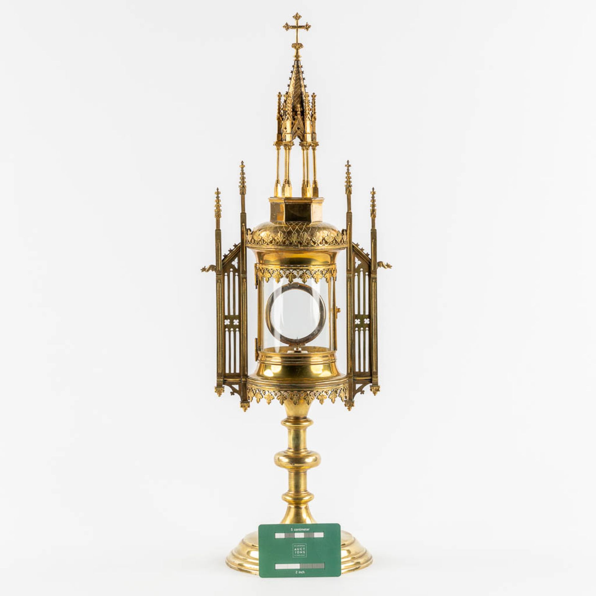 Auguste Moreeuw, Brugge. A tower monstrance, gilt brass in gothic revival style. (L:15,5 x W:20 x H: - Image 2 of 11