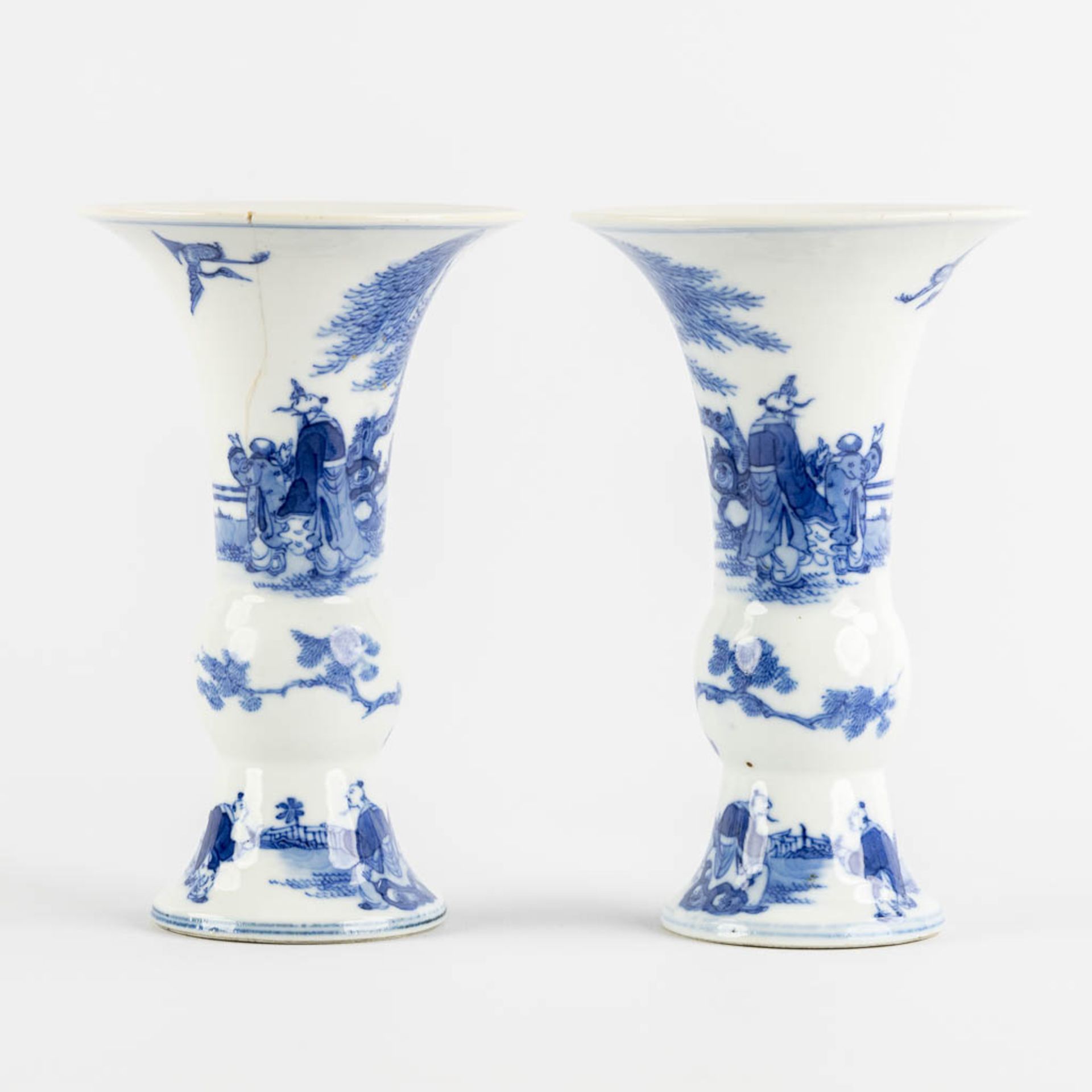 A pair of Chinese 'Gu' vases, blue-white. Marked Yongzheng Reign. 19th/20th C. (H:17 x D:10,5 cm)